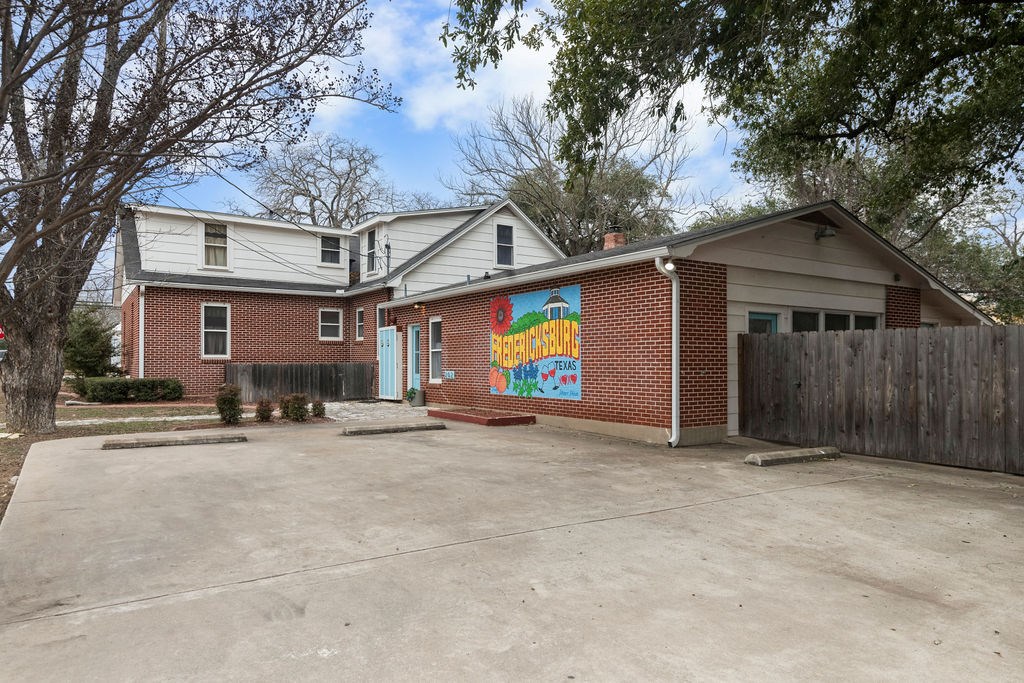 901 N Llano St
