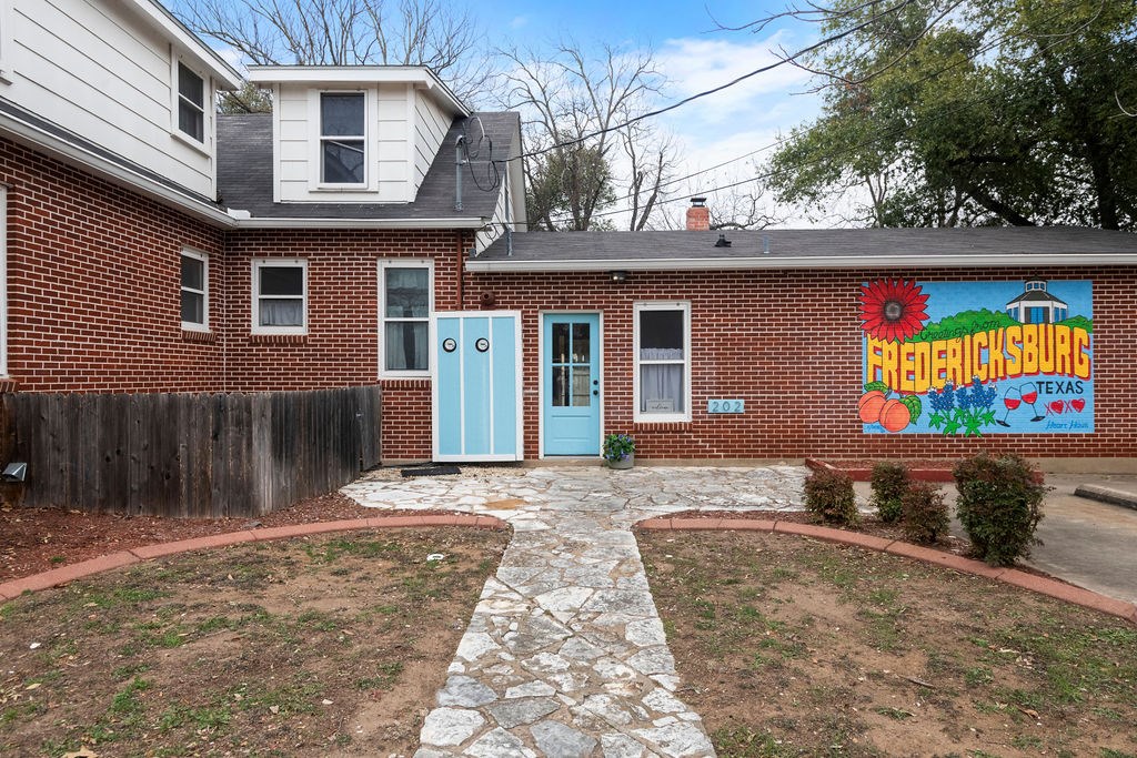 901 N Llano St