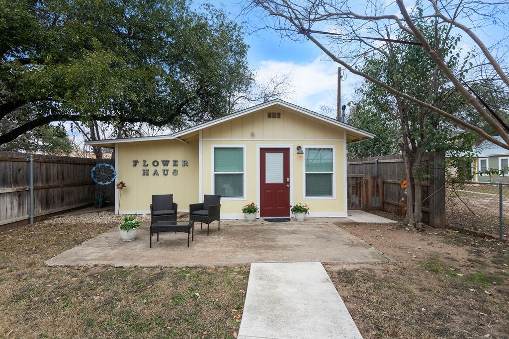 901 N Llano St