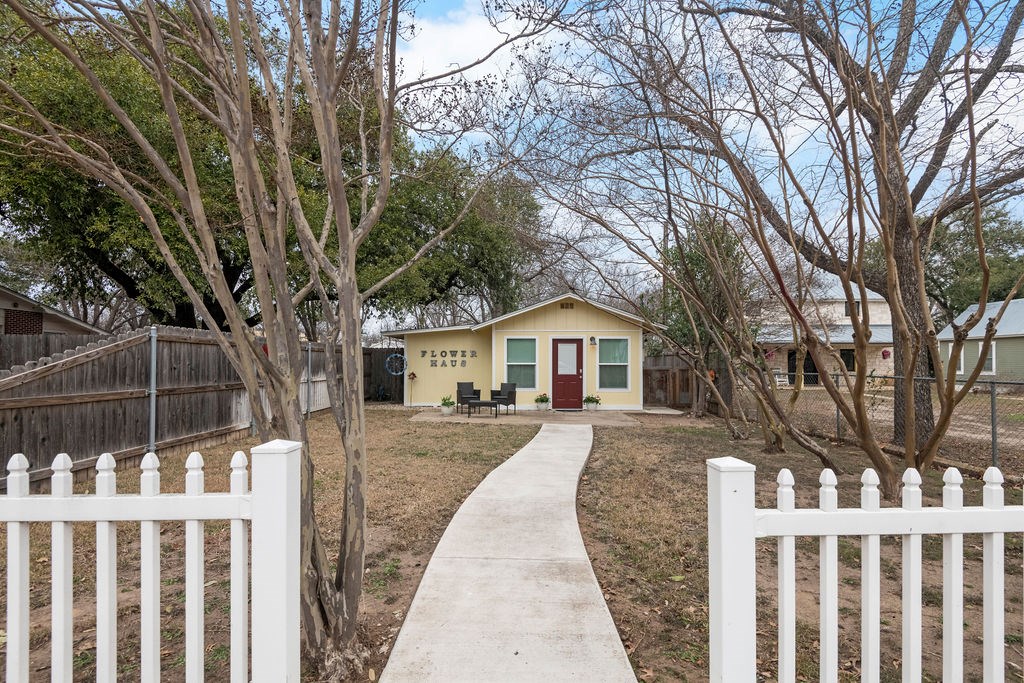 901 N Llano St