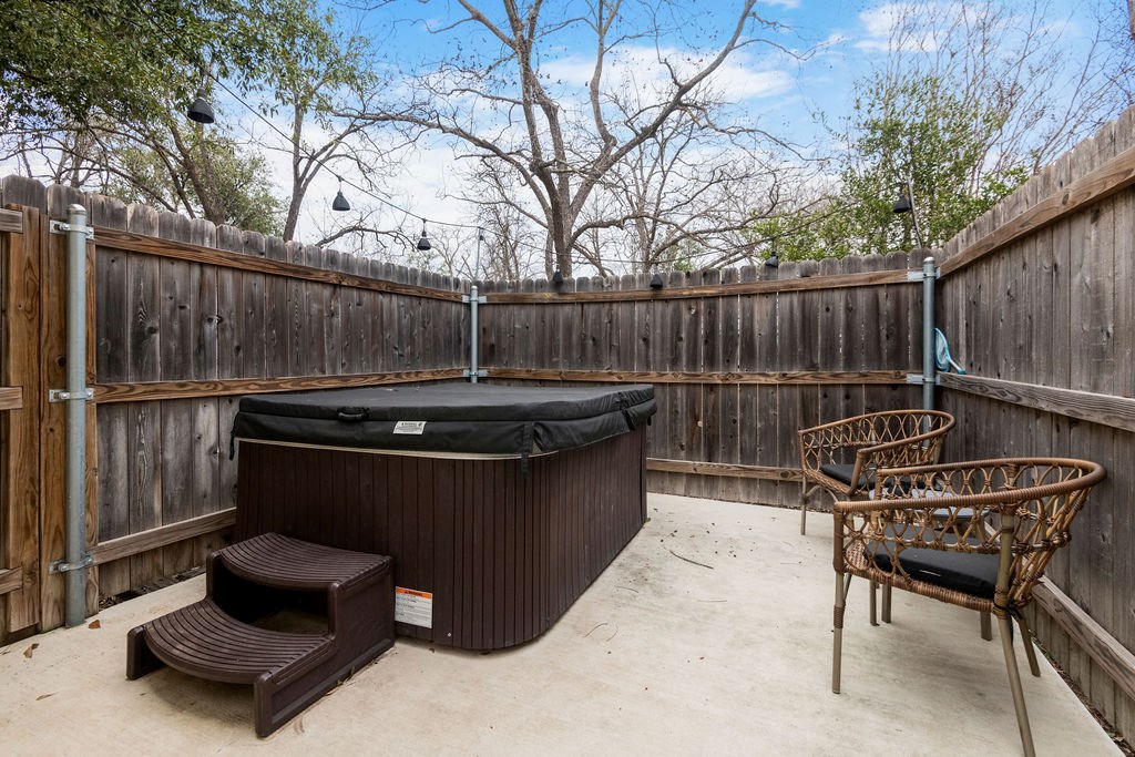 901 N Llano St