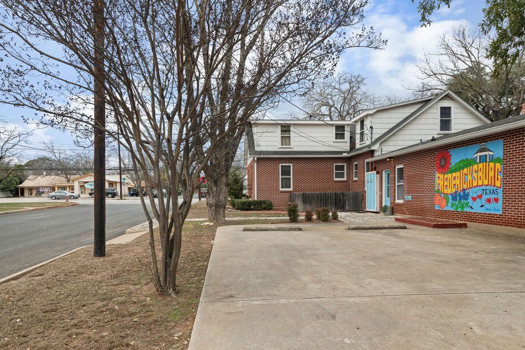 901 N Llano St