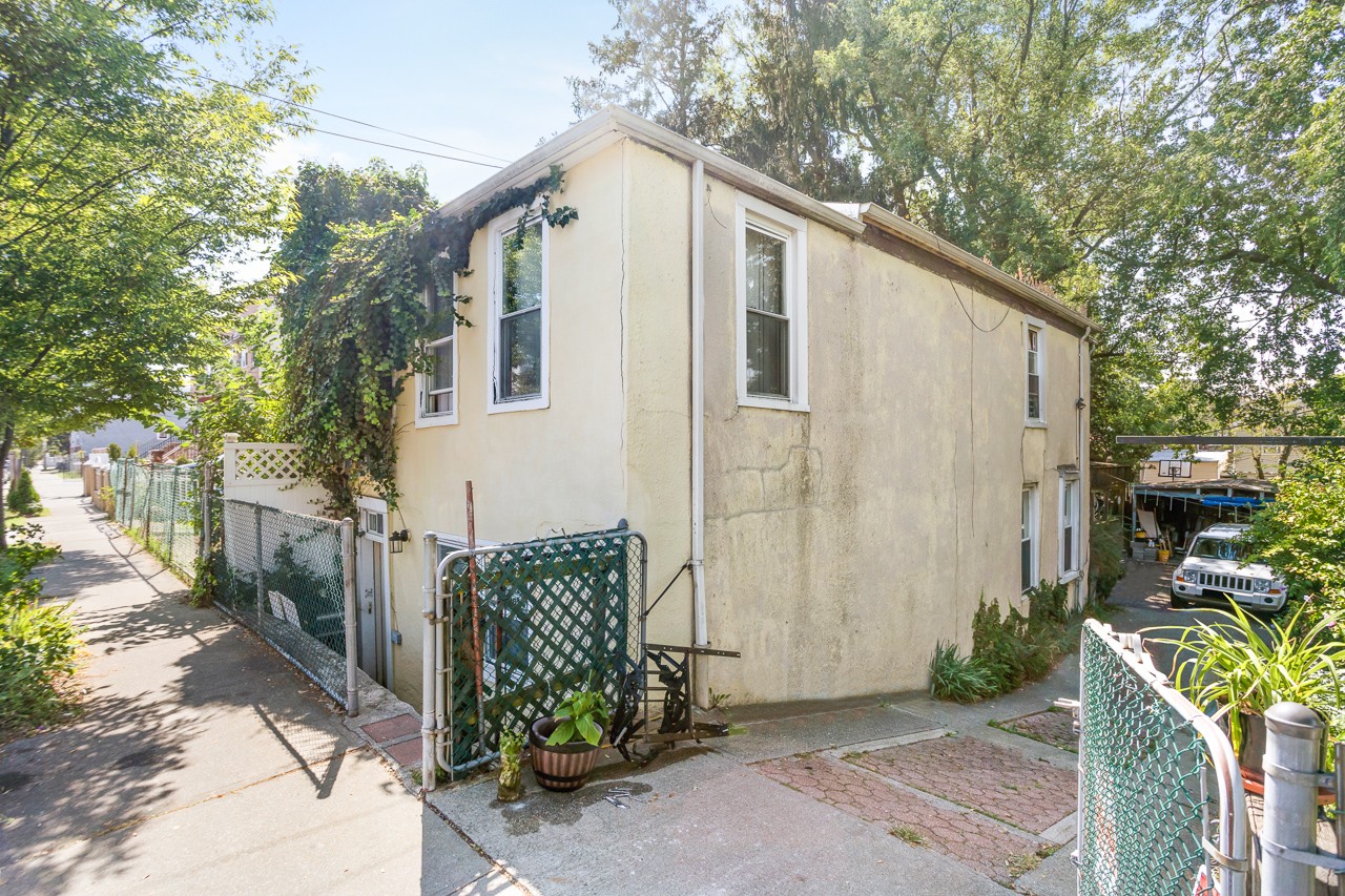 914 Crescent Street *