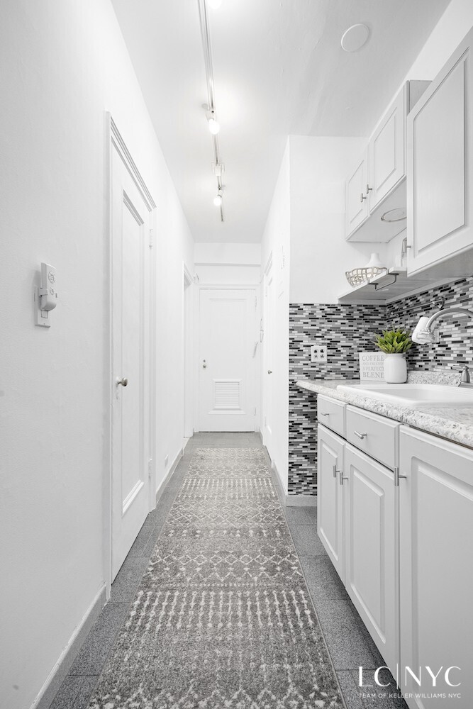 310 Riverside Drive 910