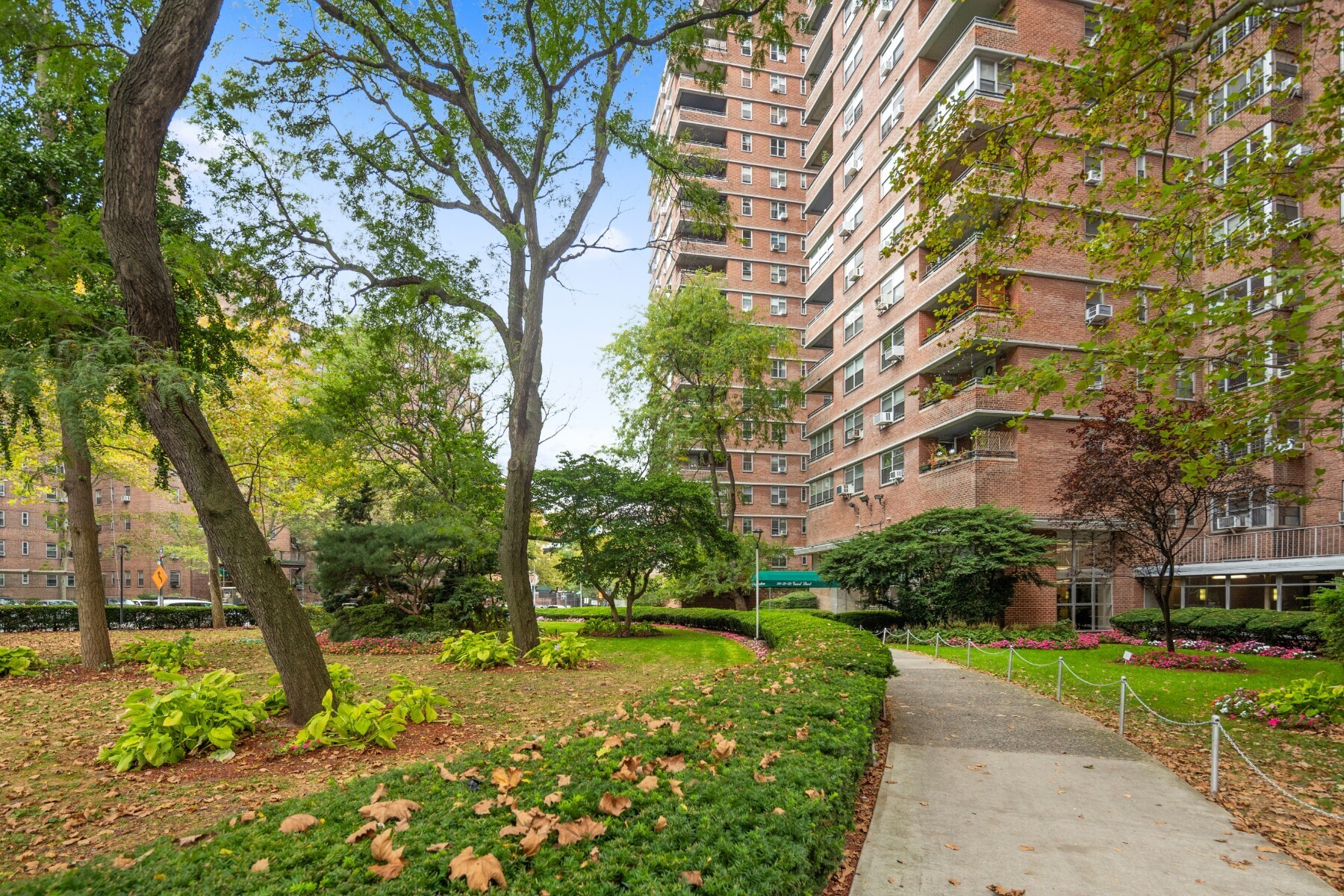 570 Grand Street H1206