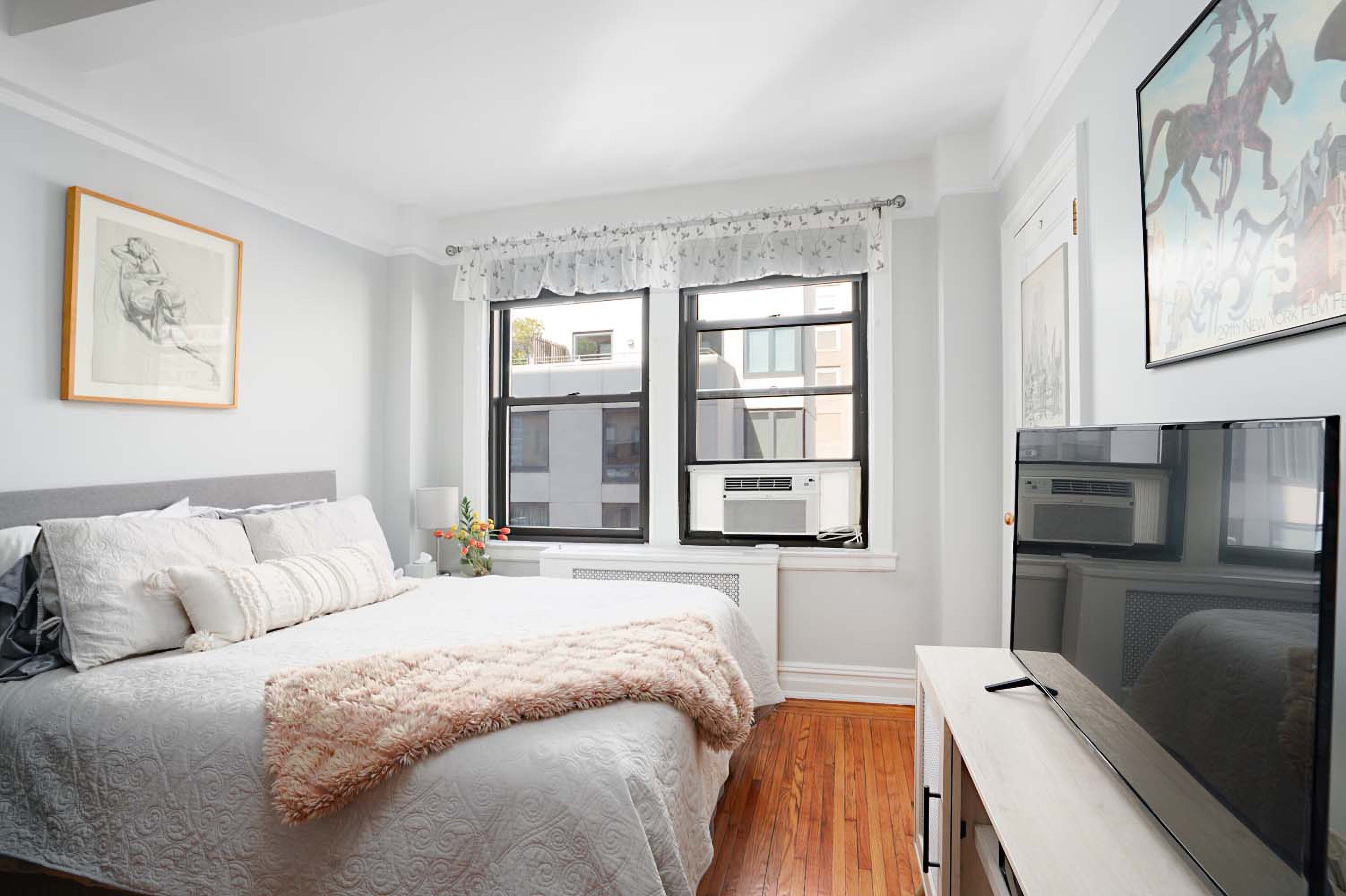 457 W 57th Street #911