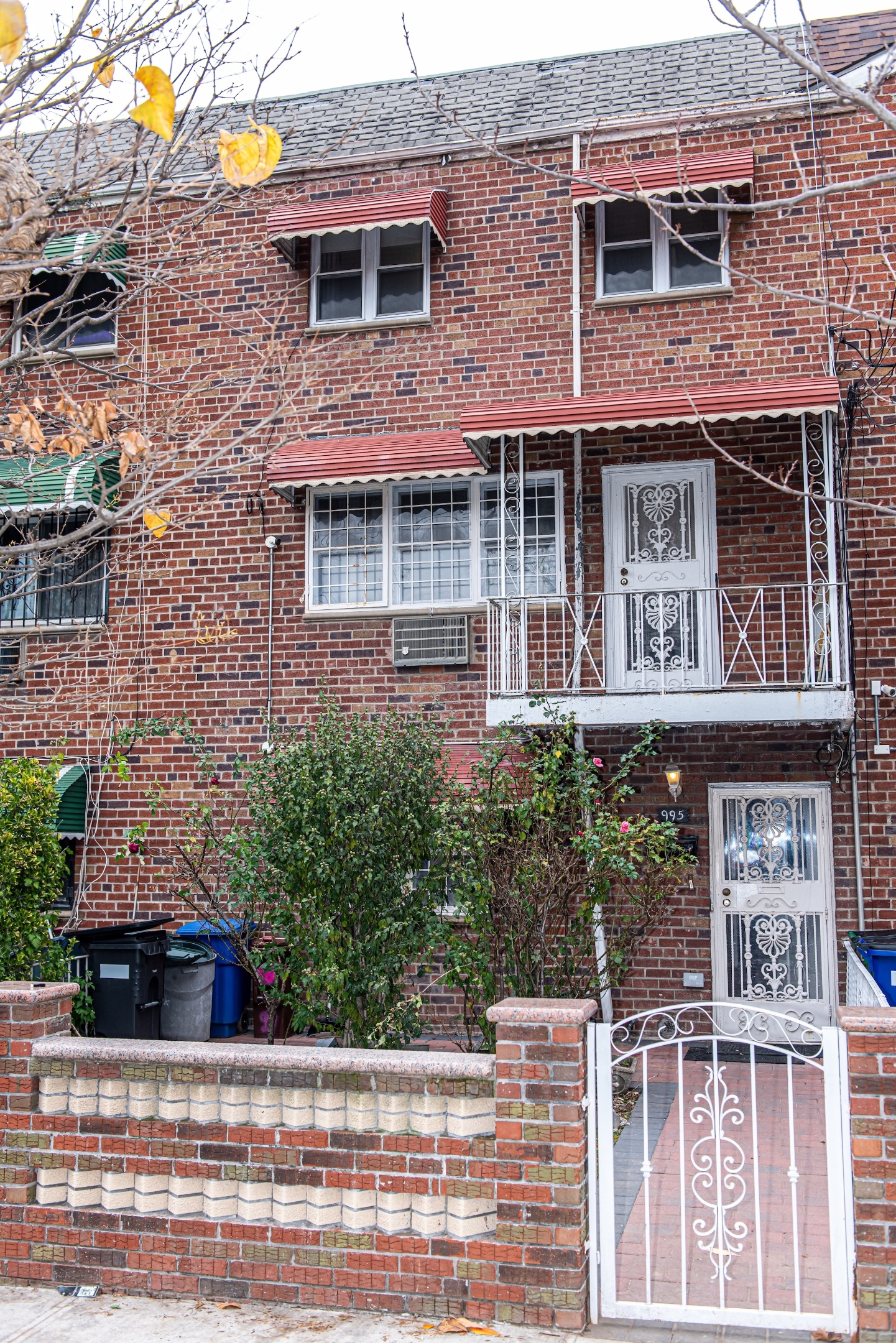 995 Warwick Street 1