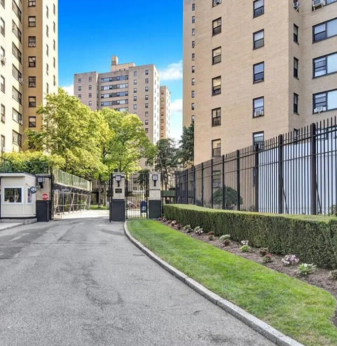 2 Fordham Hill Oval 16B