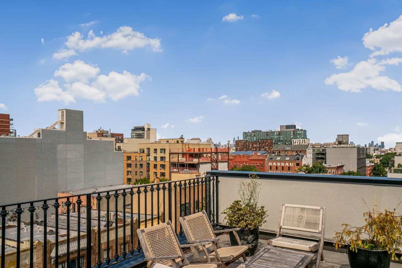679 Franklin Avenue 202