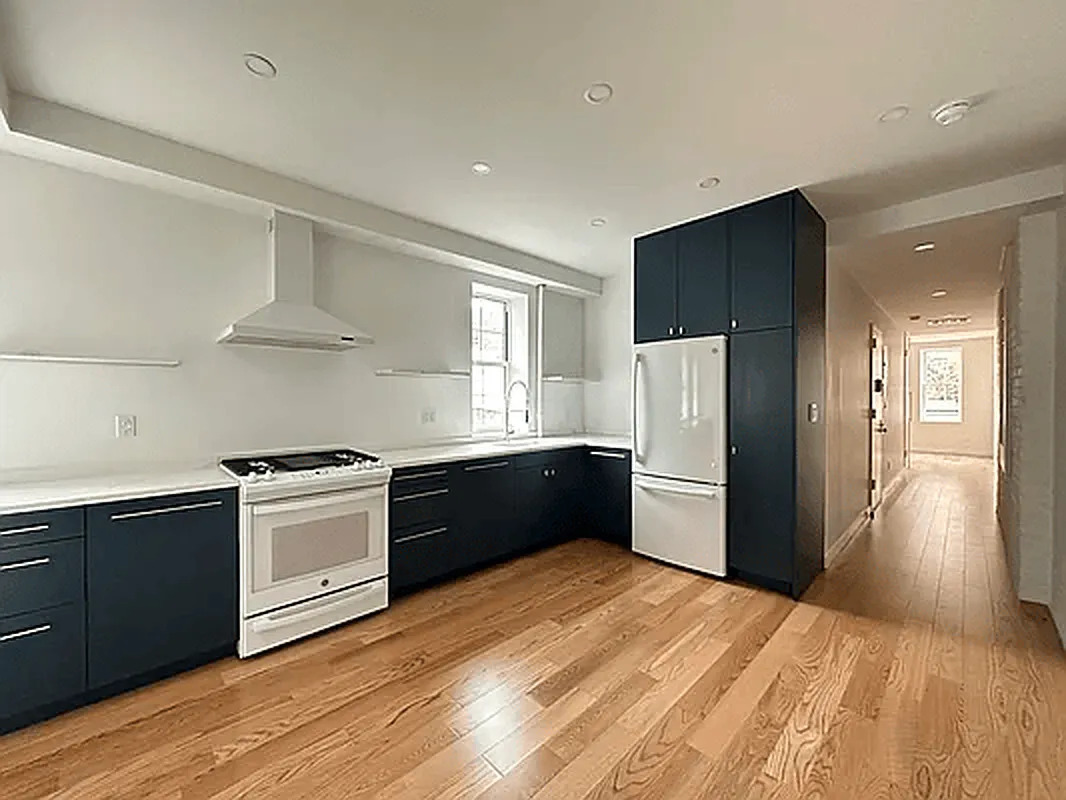 274 W 12th Street 4
