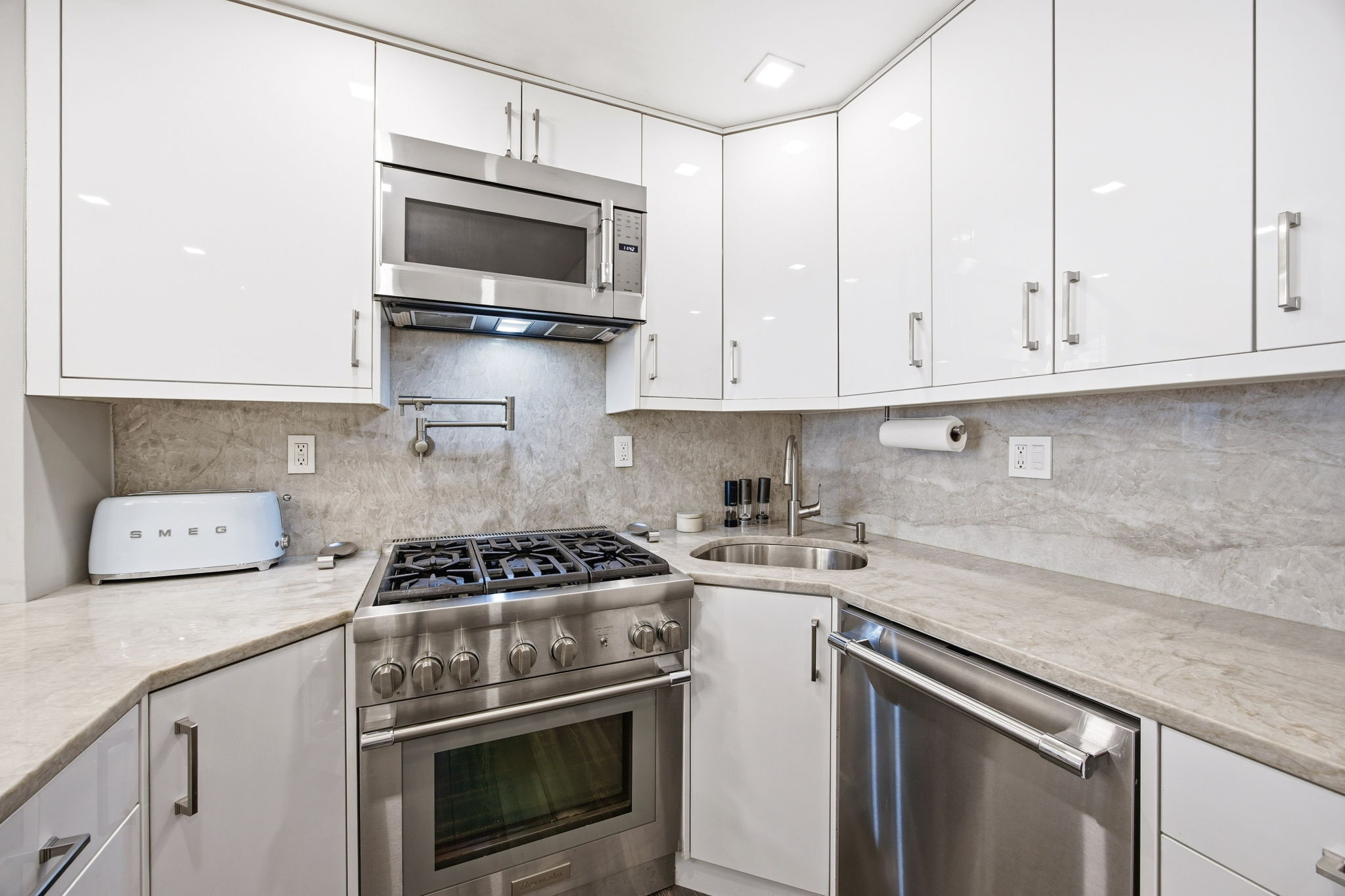 211 E 53rd Street 4K