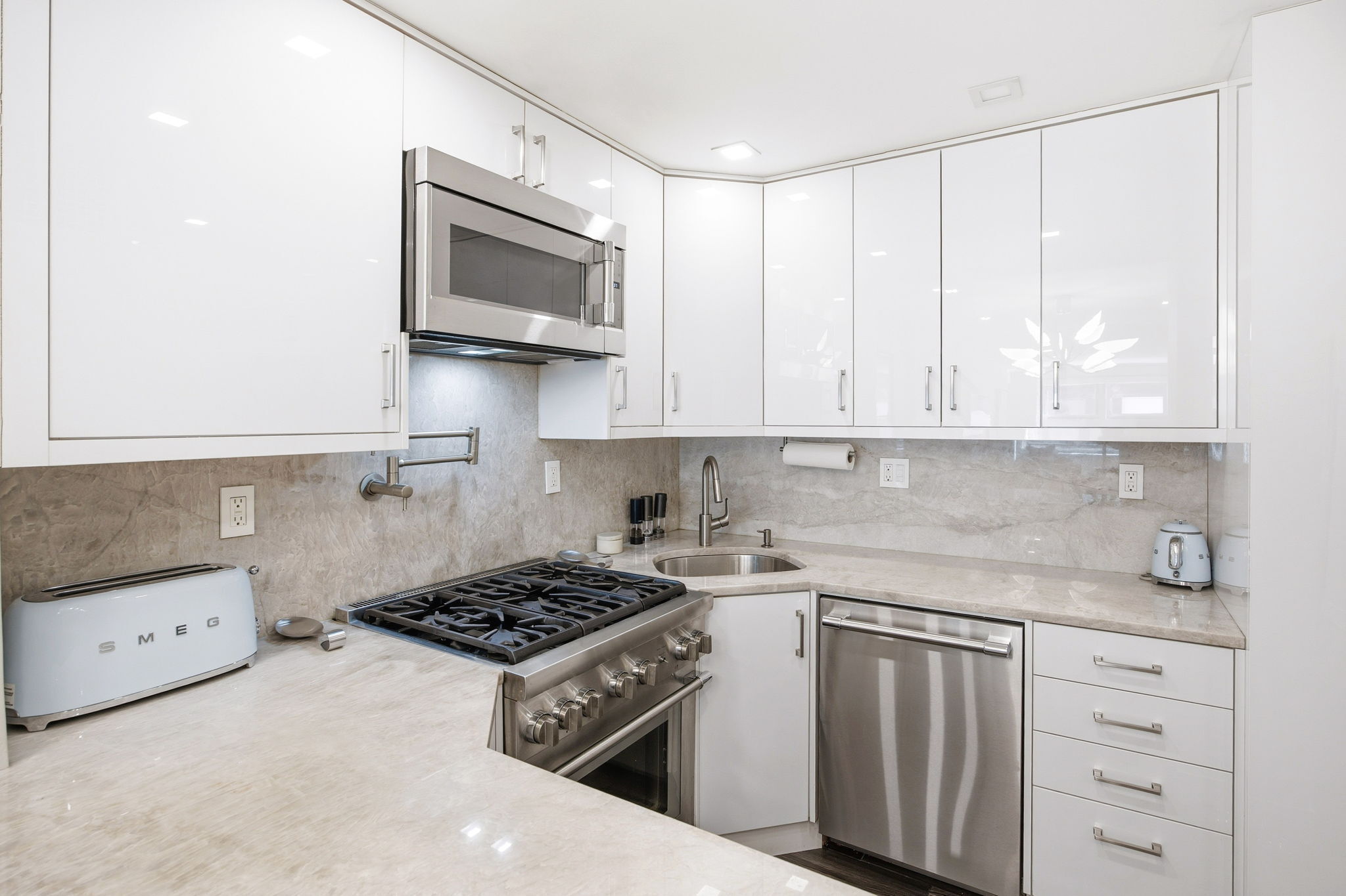 211 E 53rd Street 4K