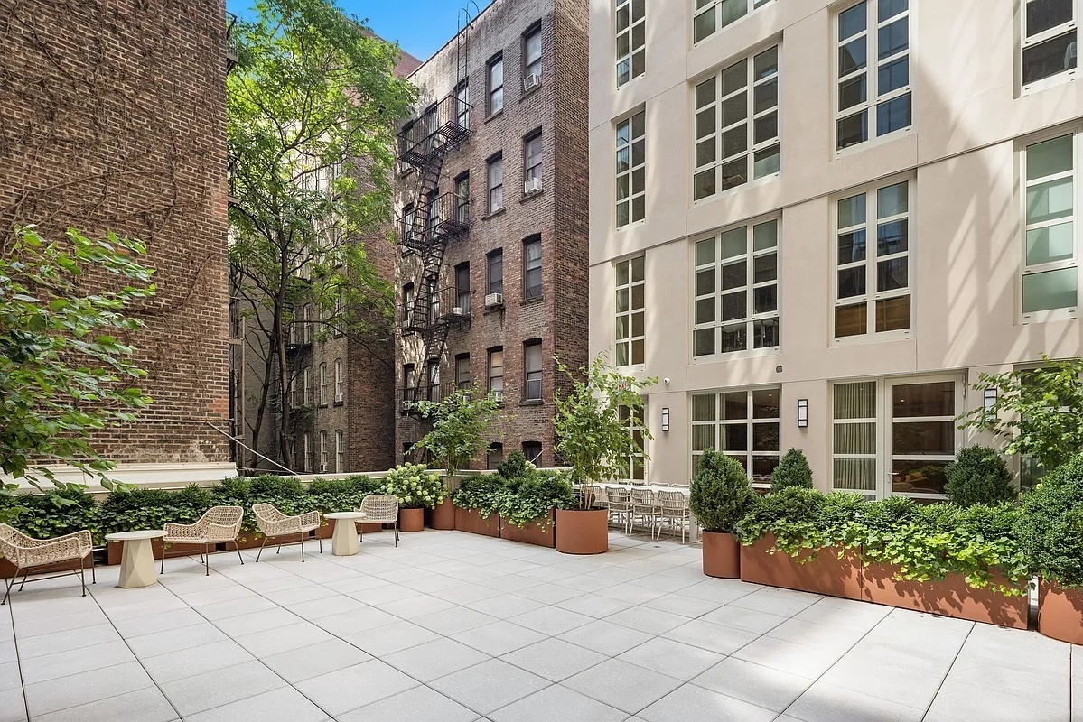 250 E 21st Street 8D