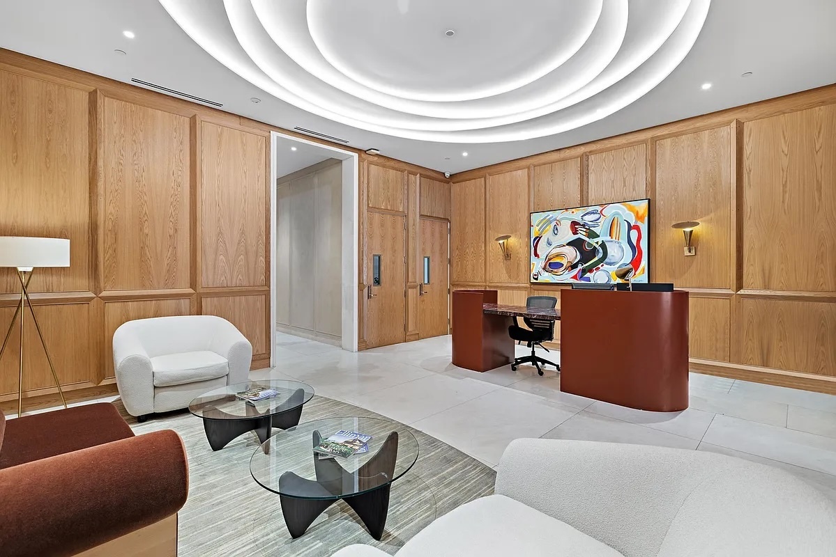 250 E 21st Street 8D