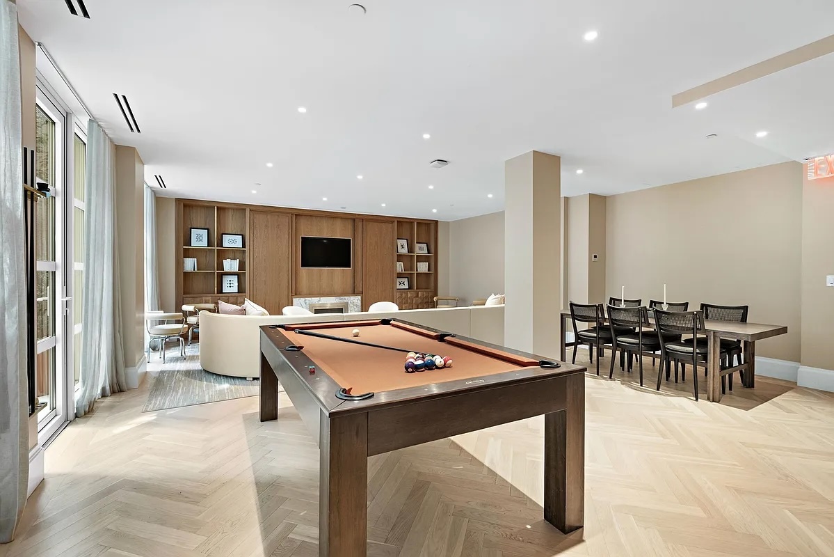 250 E 21st Street 8D