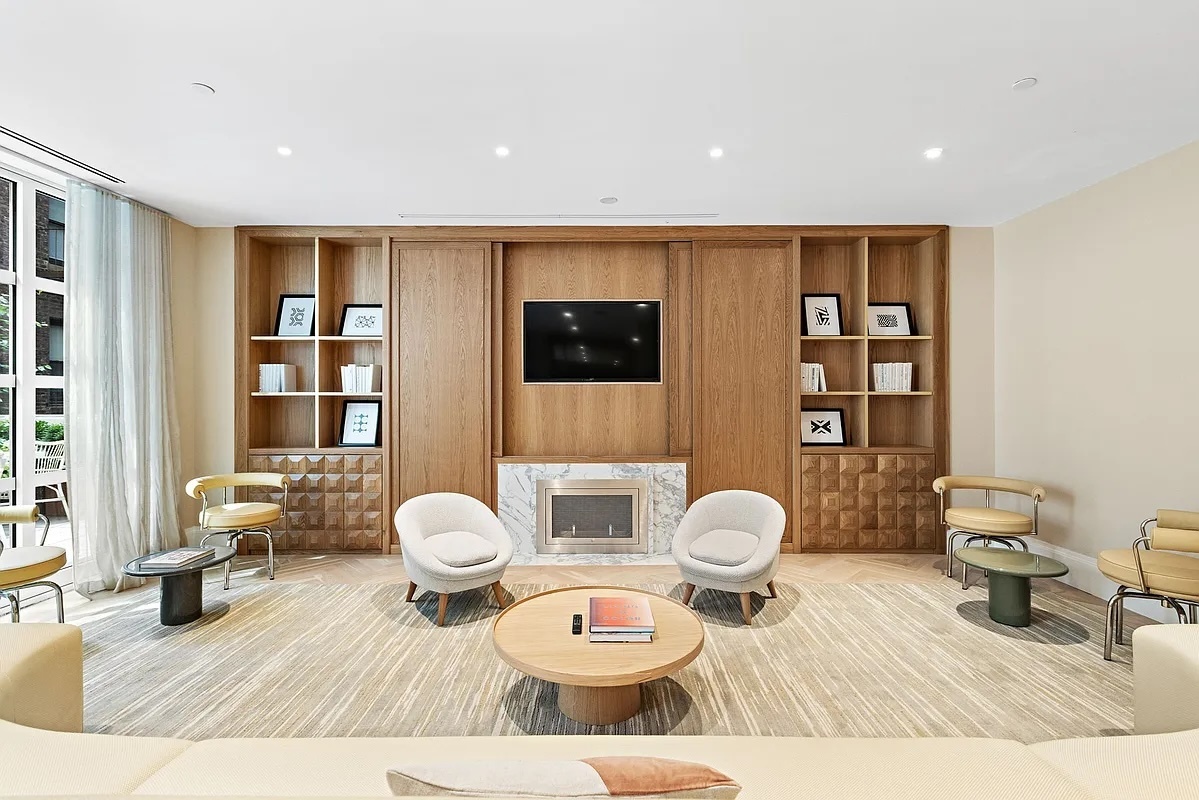 250 E 21st Street 8D
