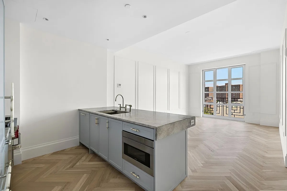 250 E 21st Street 8D