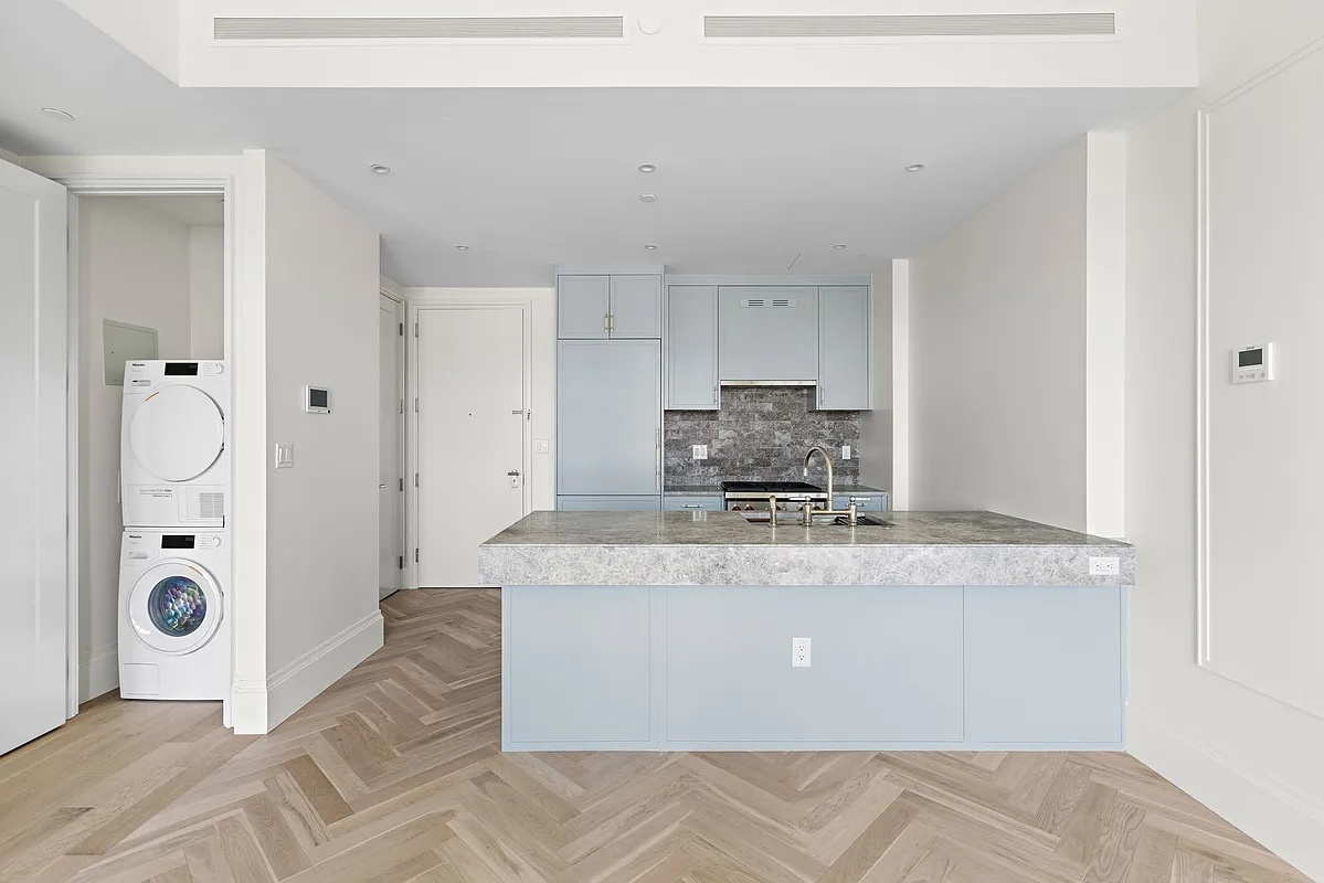 250 E 21st Street 8D
