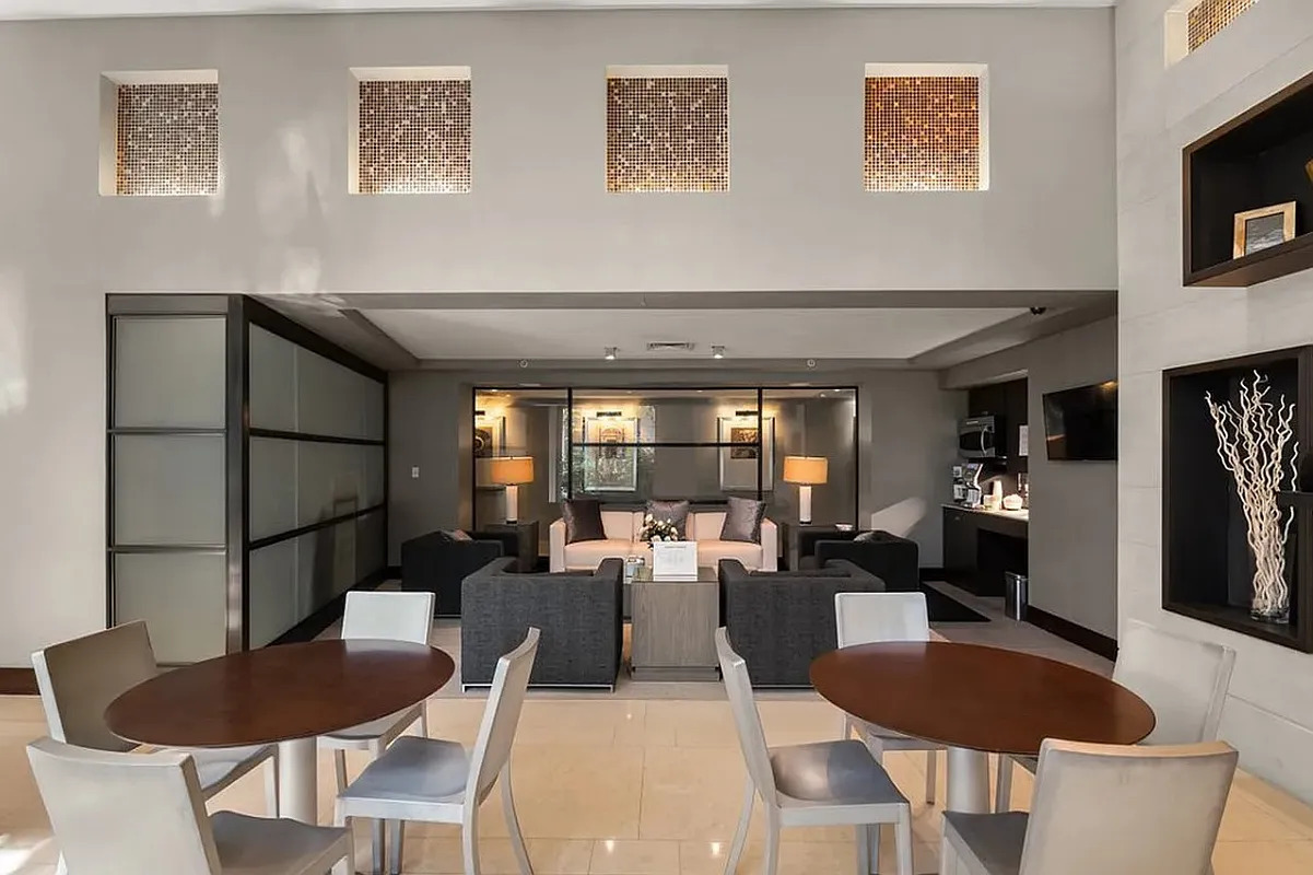 80 Riverside Boulevard 4X
