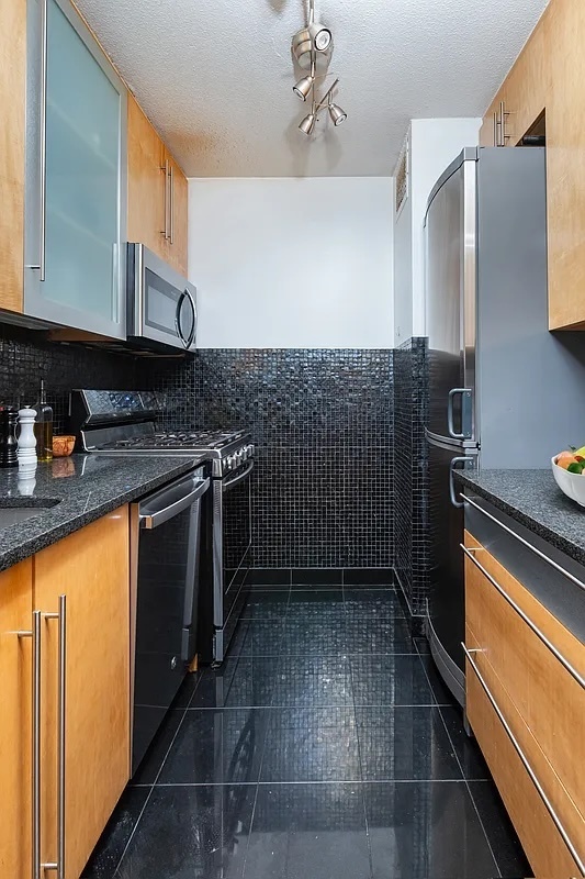 301 E 87th Street 8C