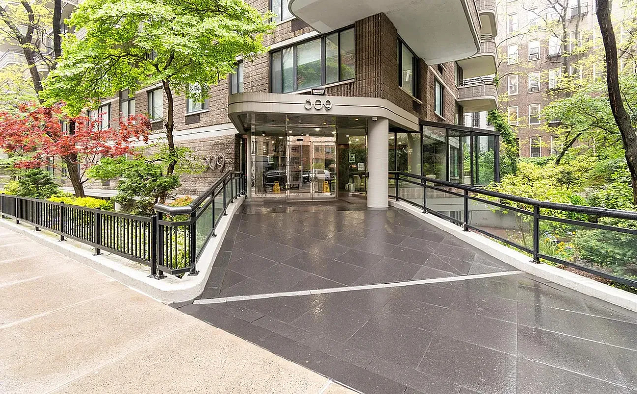 309 E 49th Street 11C