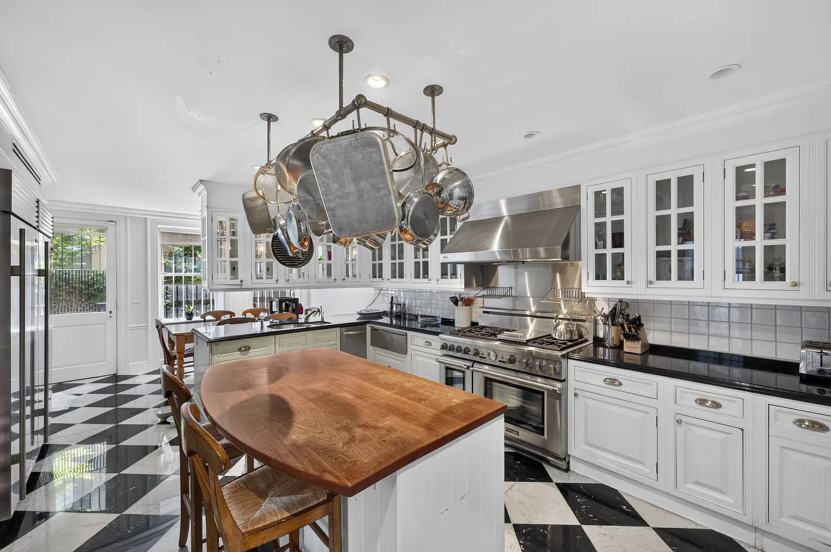 6 E 69th Street