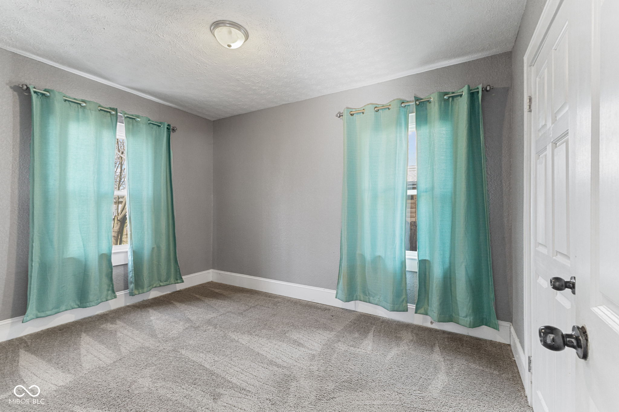 1424 N Gladstone Avenue