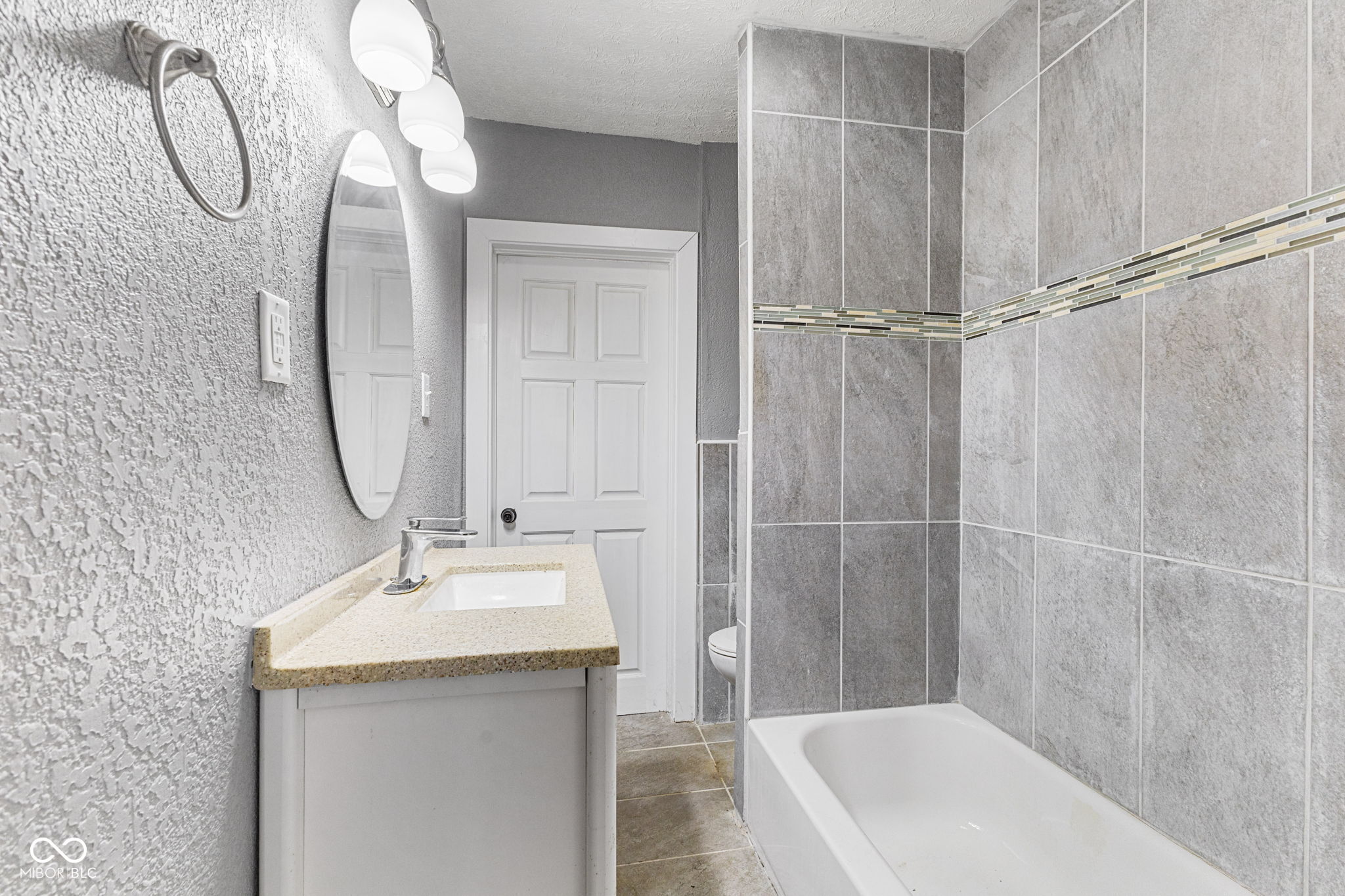 1424 N Gladstone Avenue