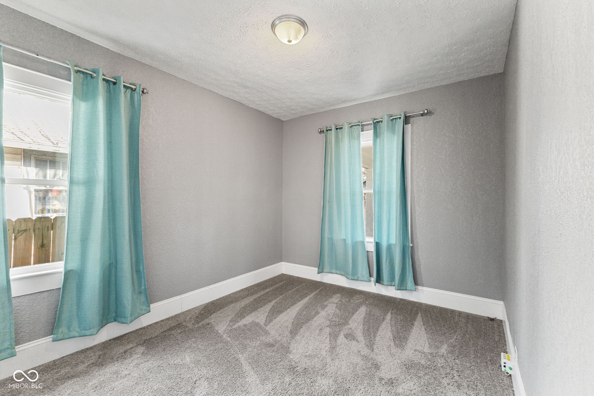 1424 N Gladstone Avenue