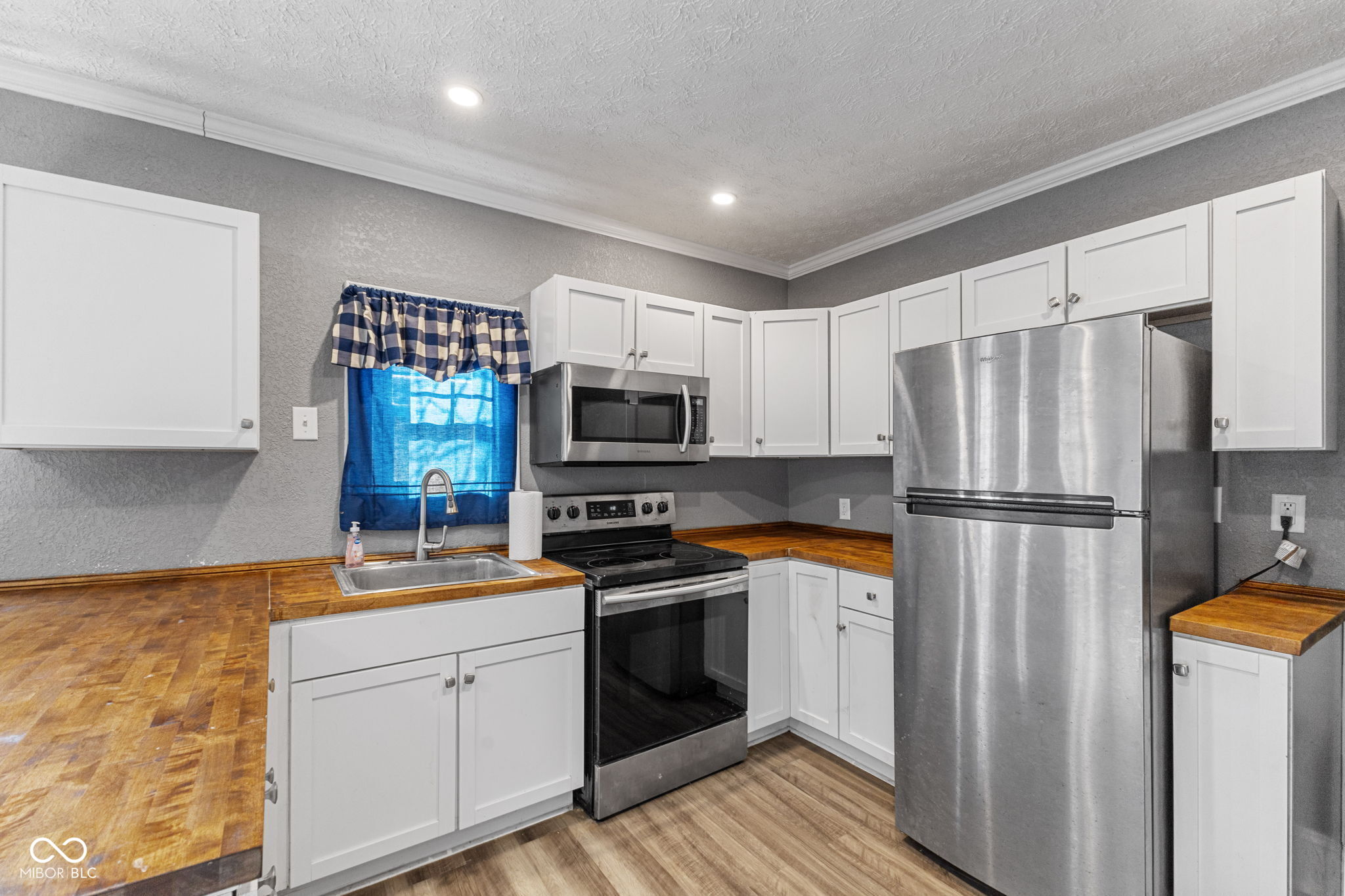 1424 N Gladstone Avenue