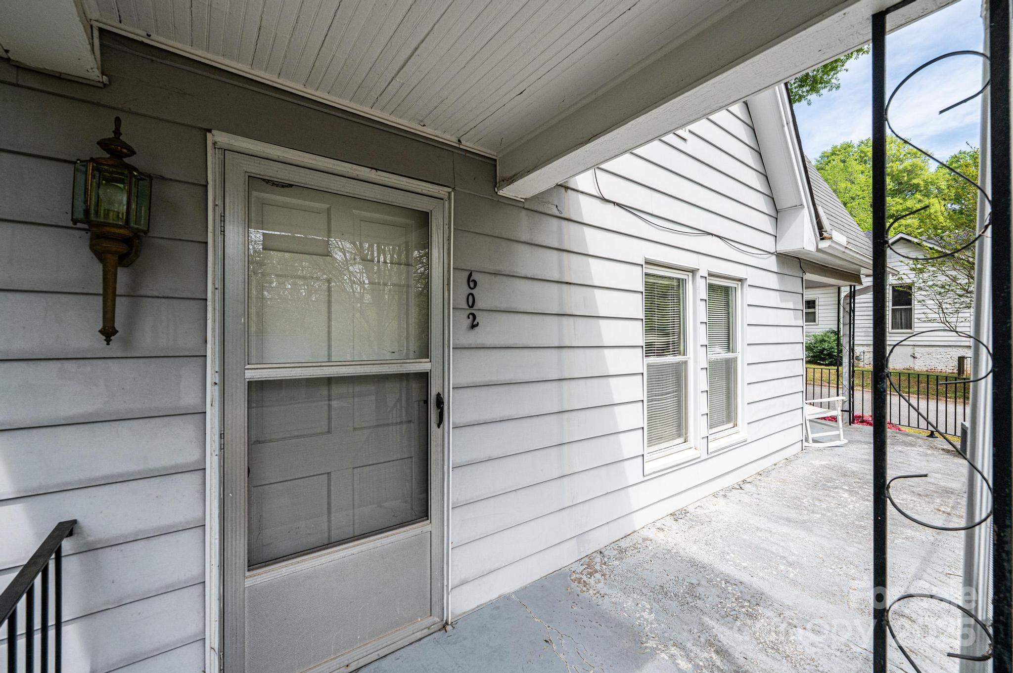 602 W 6th Street