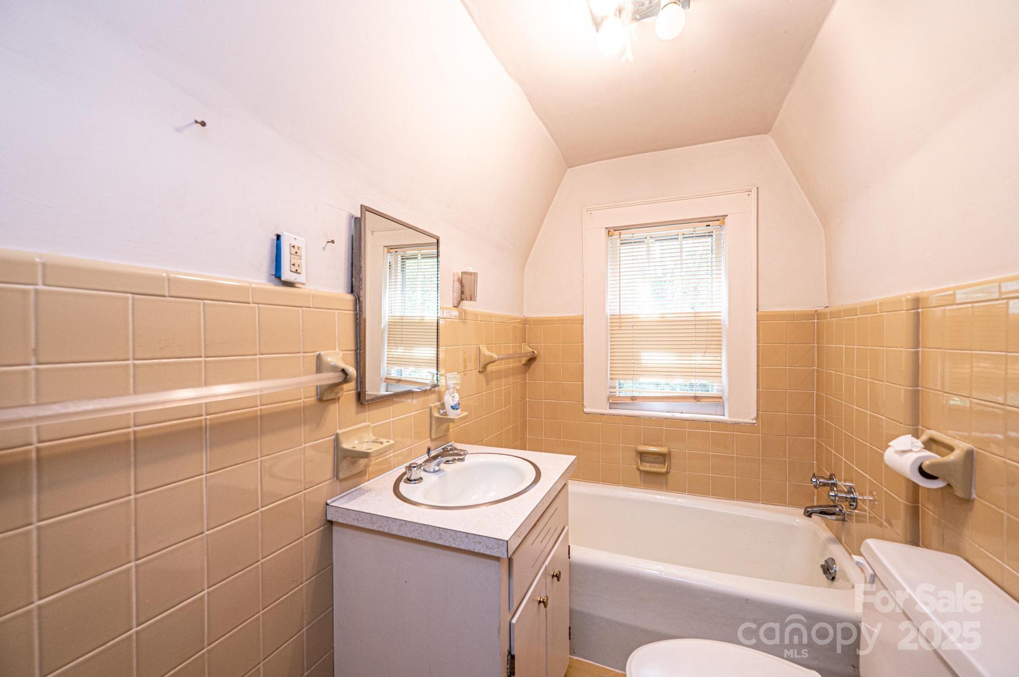 602 W 6th Street