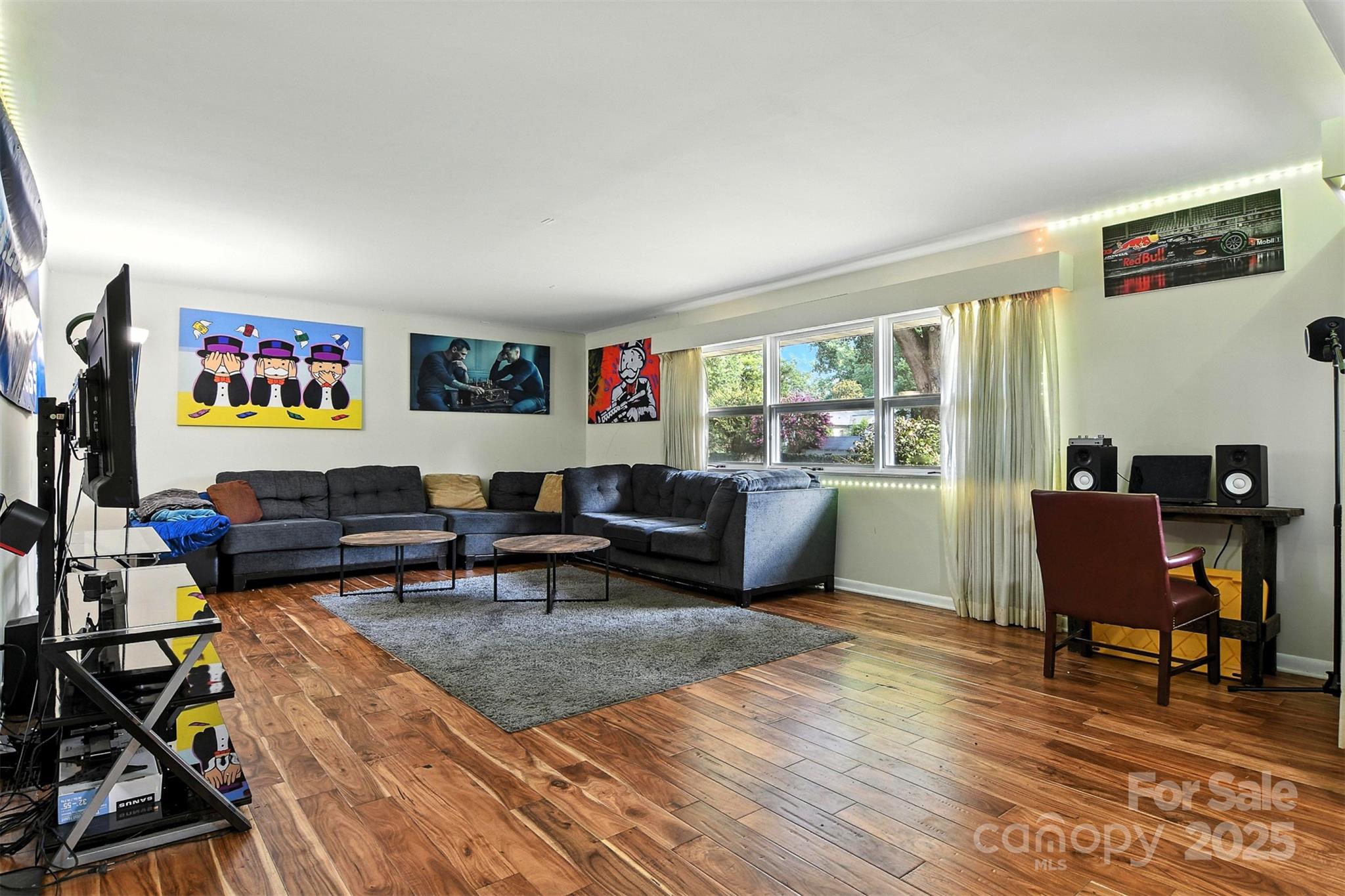 26 33rd Avenue NW