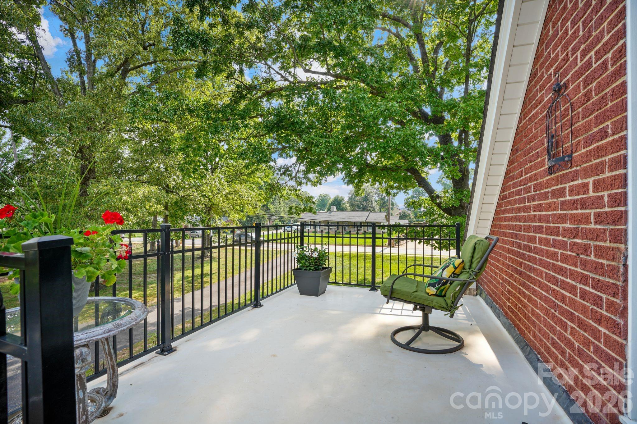 1520 5th Street NE
