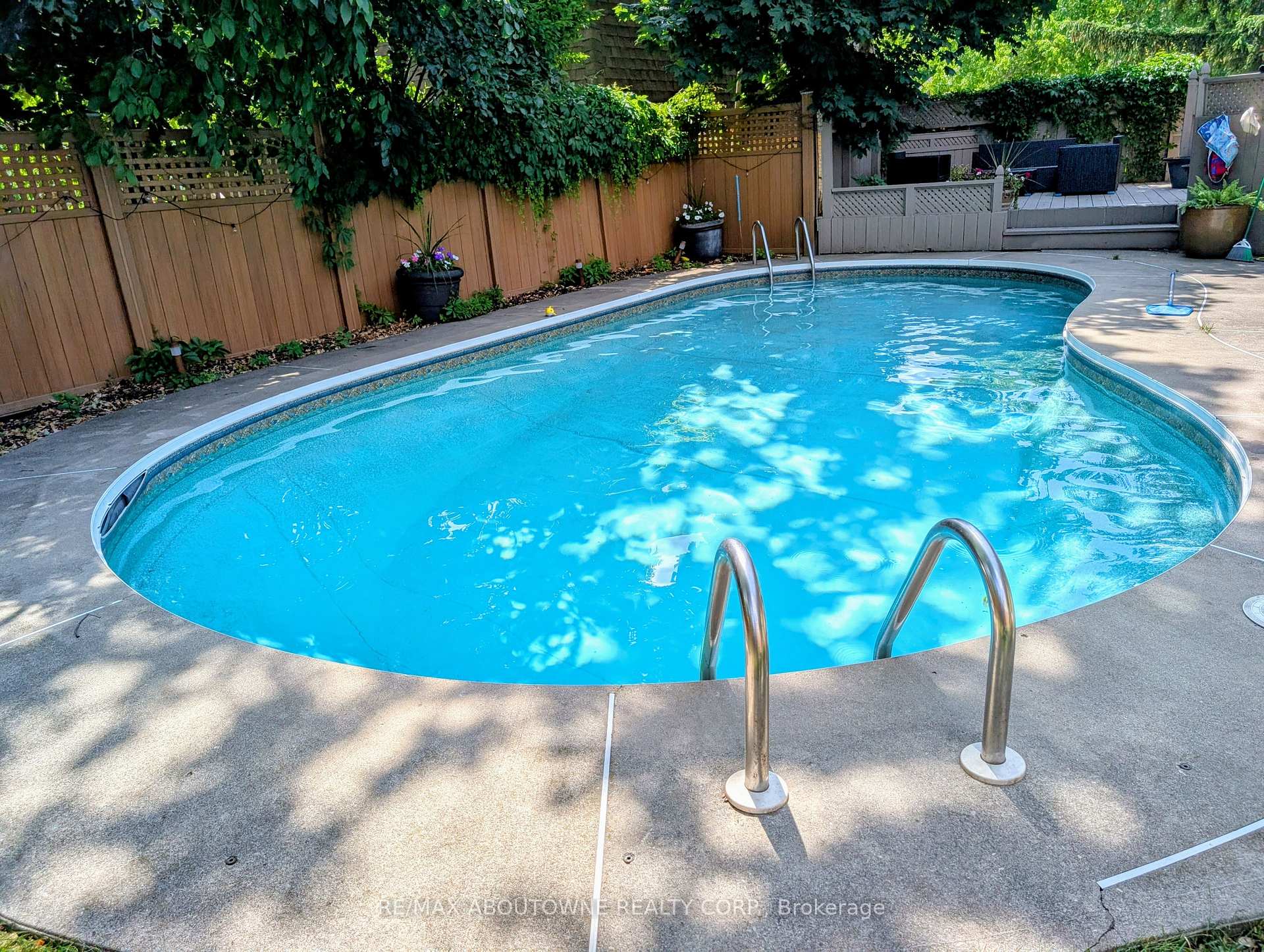 407 Canterbury Crescent