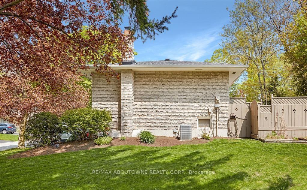 407 Canterbury Crescent