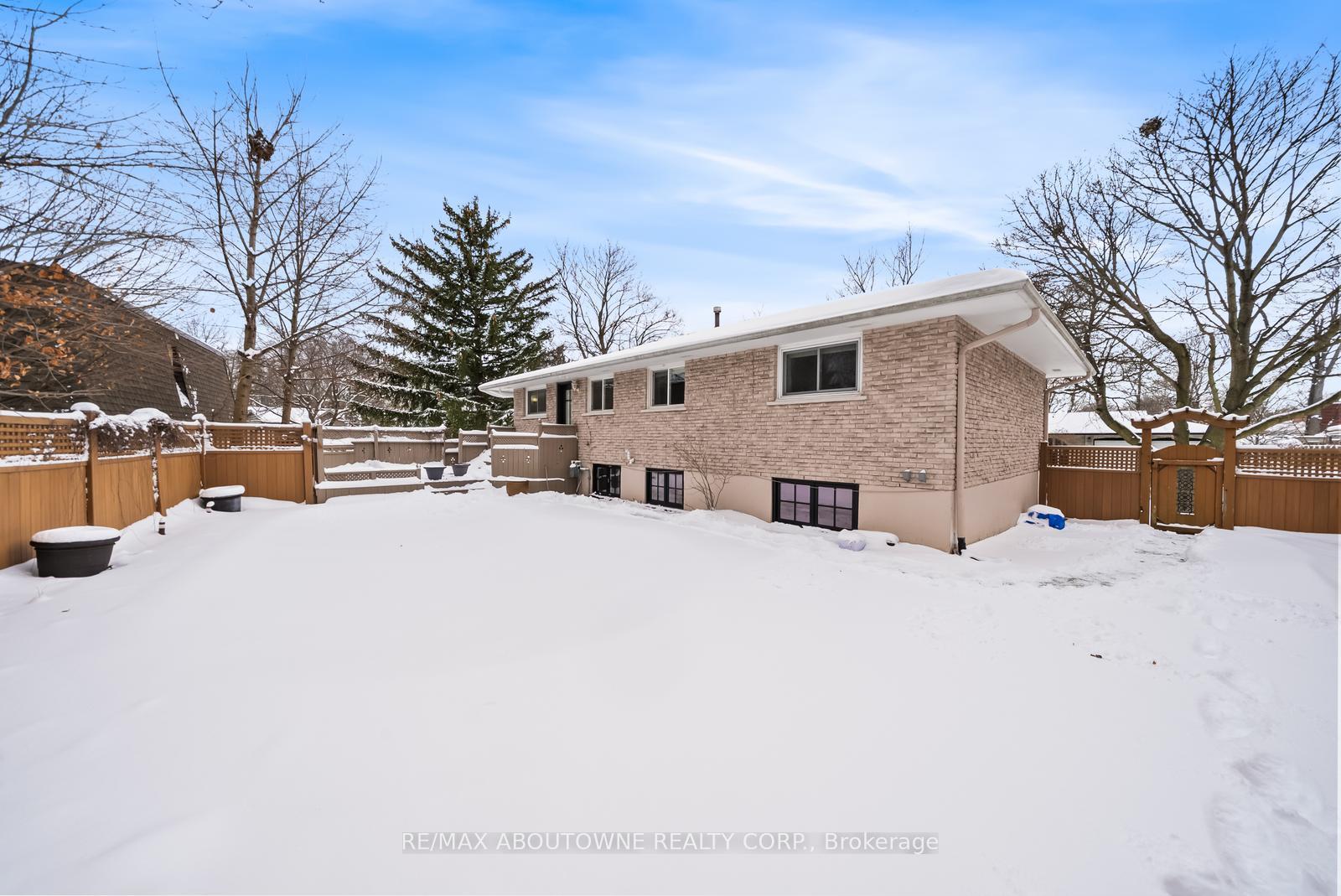 407 Canterbury Crescent