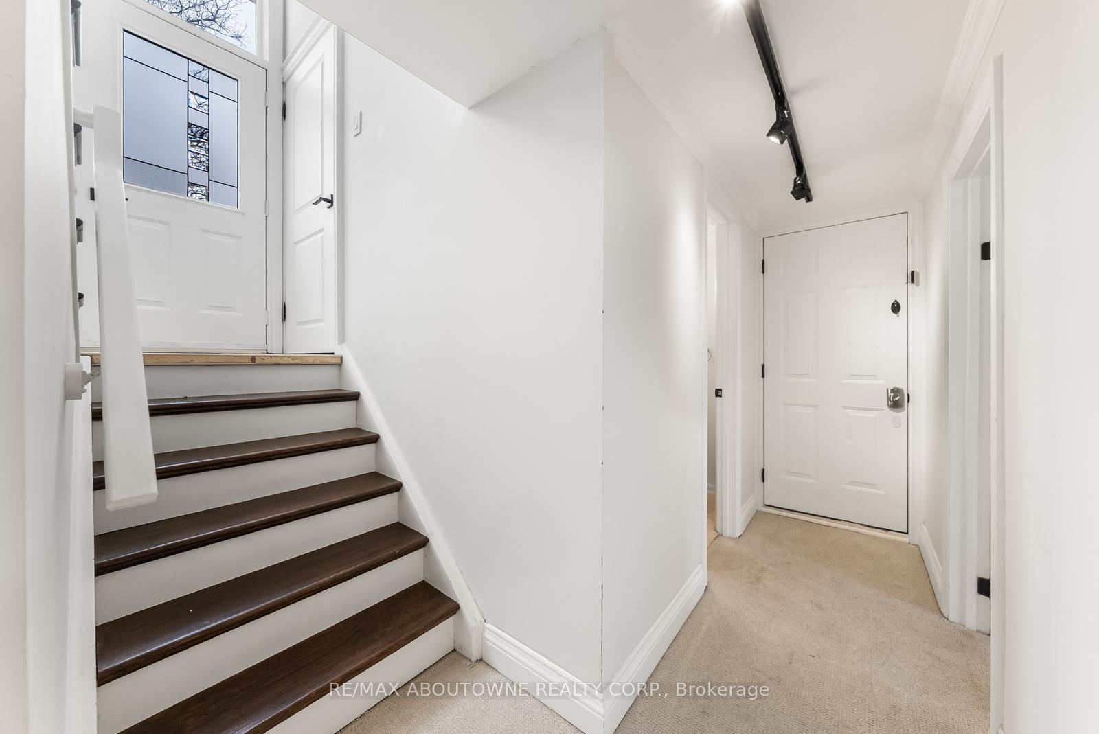 407 Canterbury Crescent