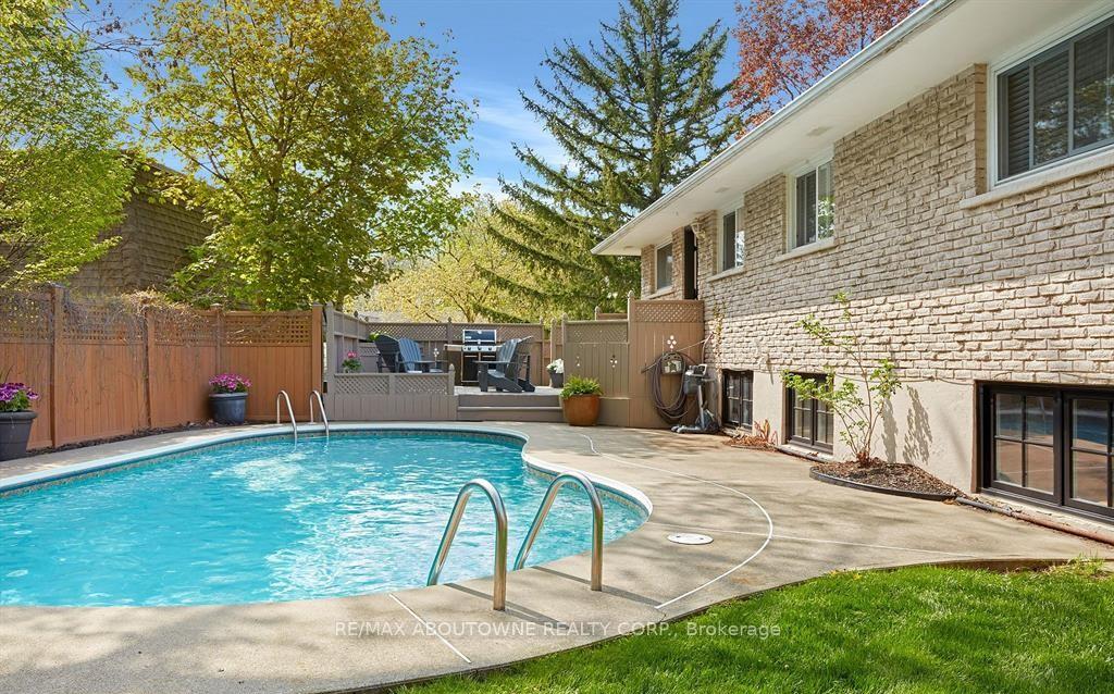 407 Canterbury Crescent