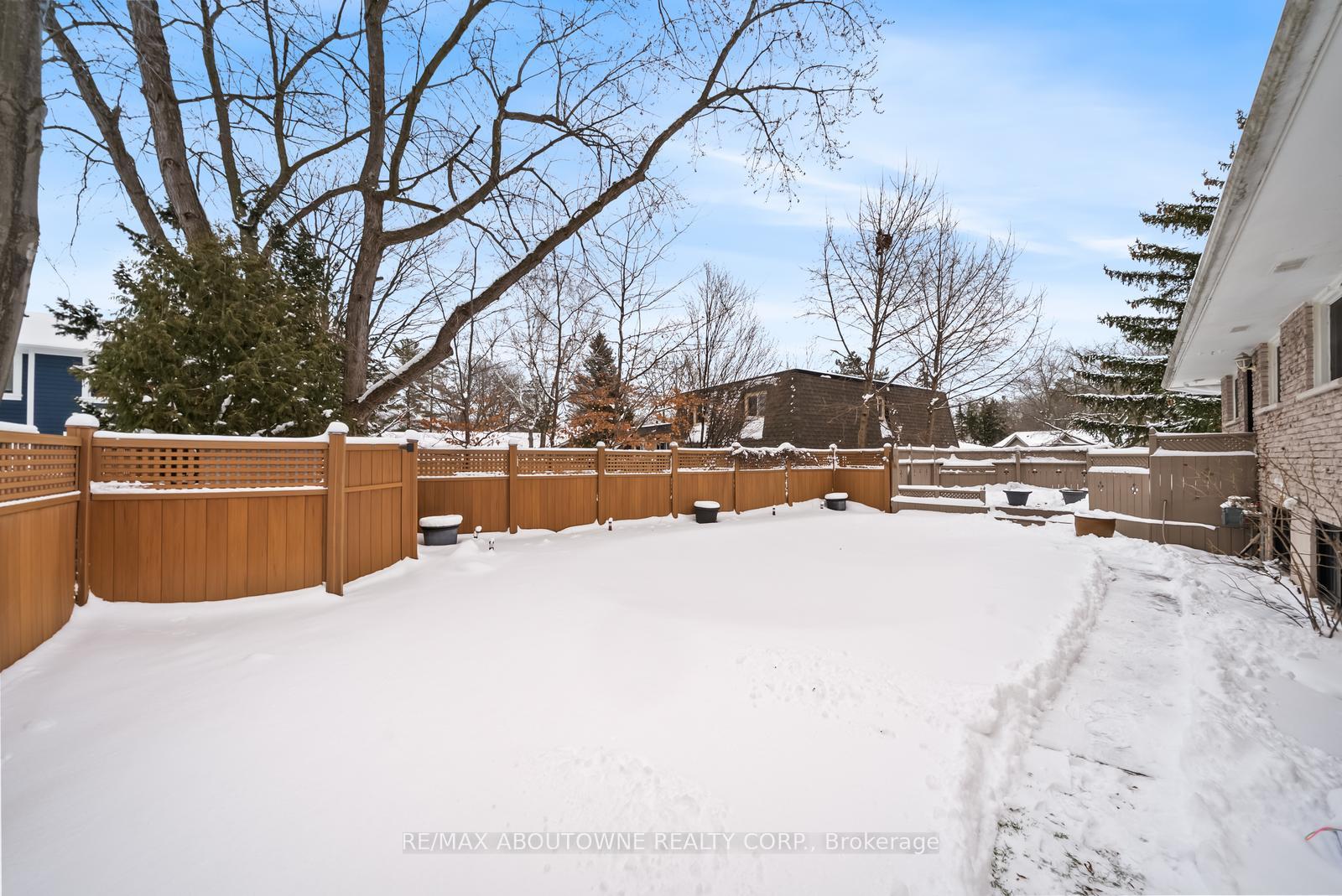 407 Canterbury Crescent