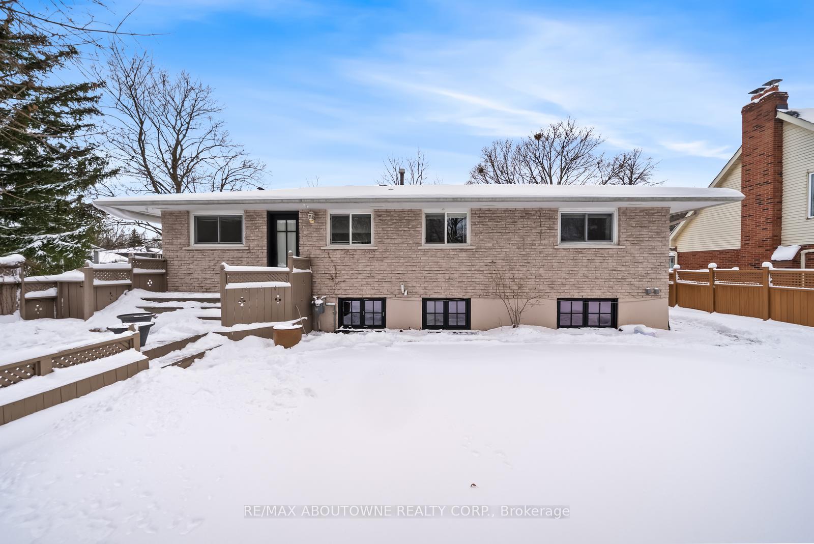 407 Canterbury Crescent