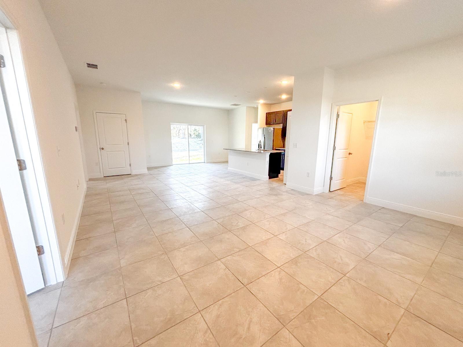 2701 W TRACY CT