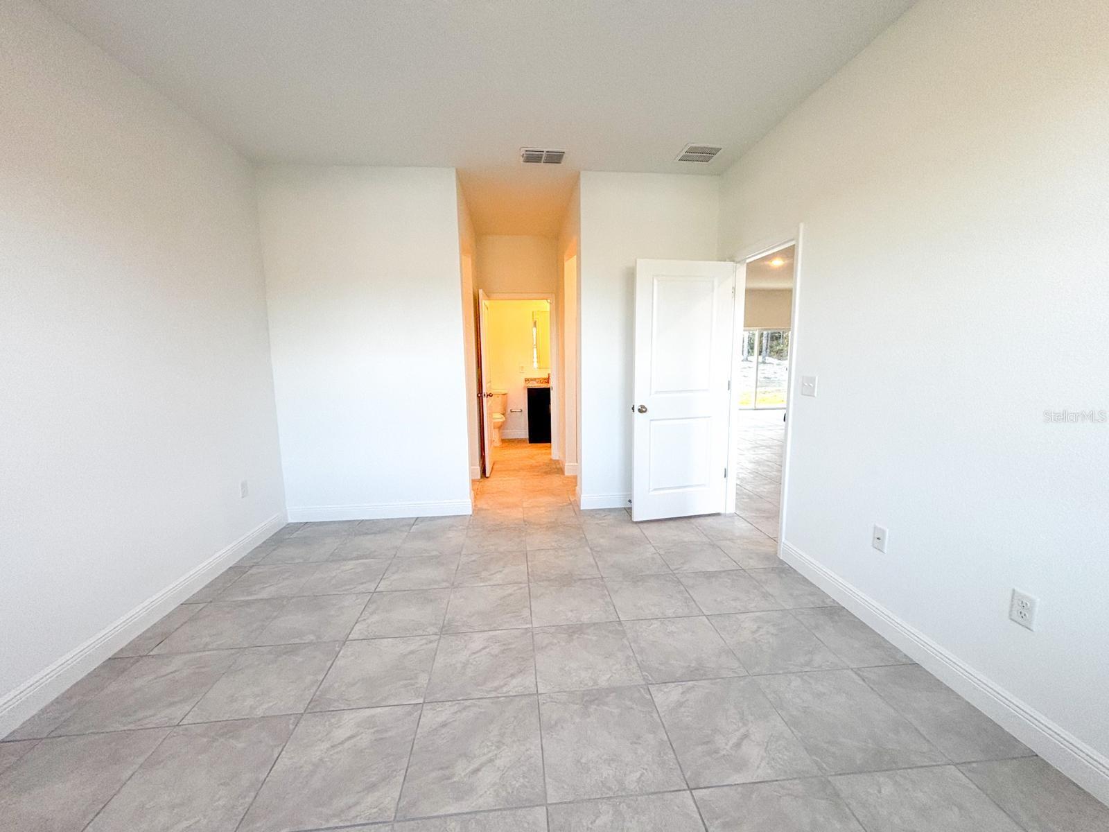 2701 W TRACY CT
