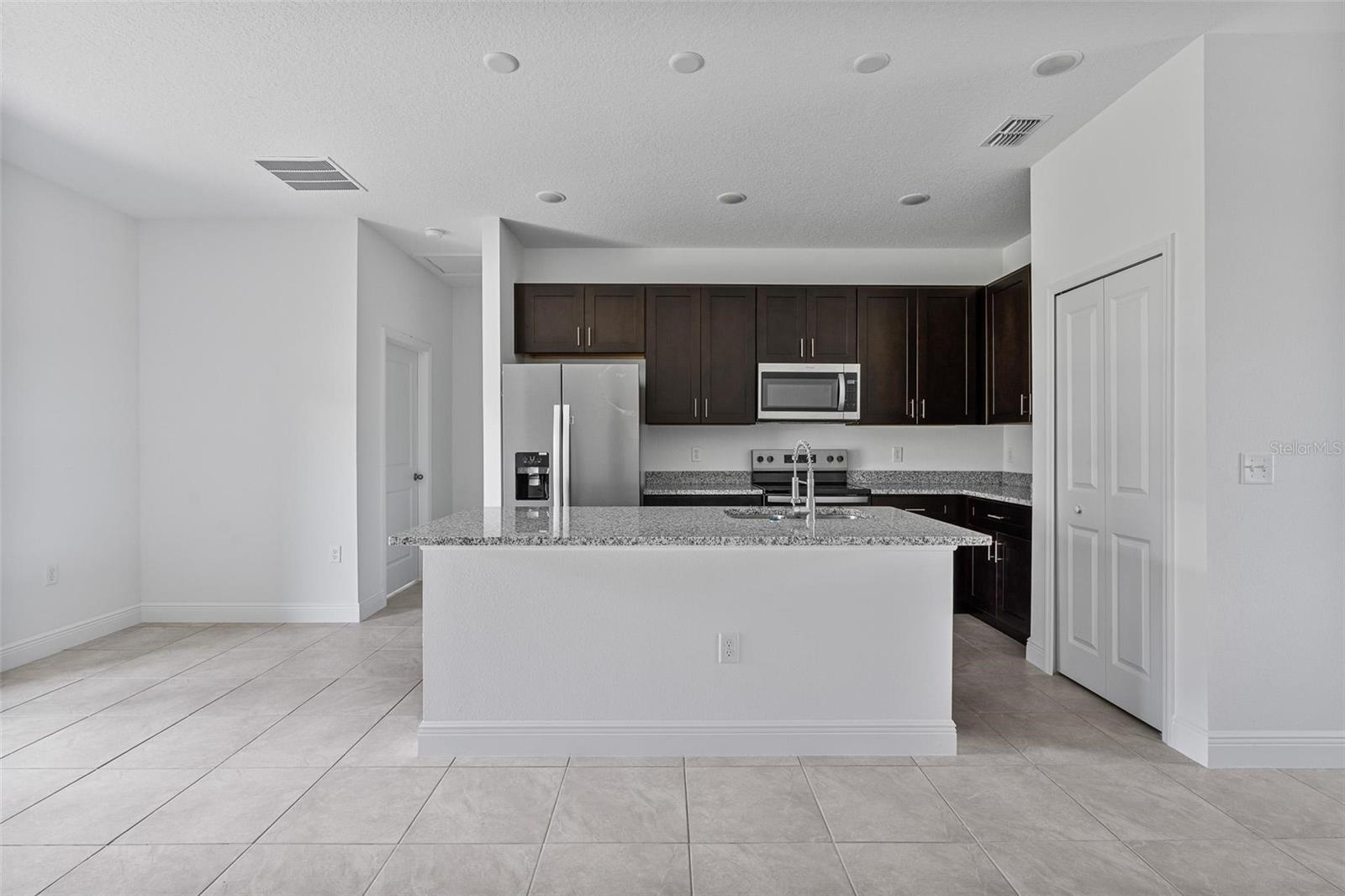 2701 W TRACY CT