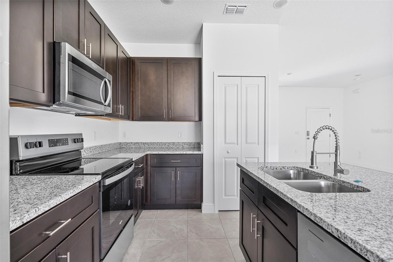 2701 W TRACY CT