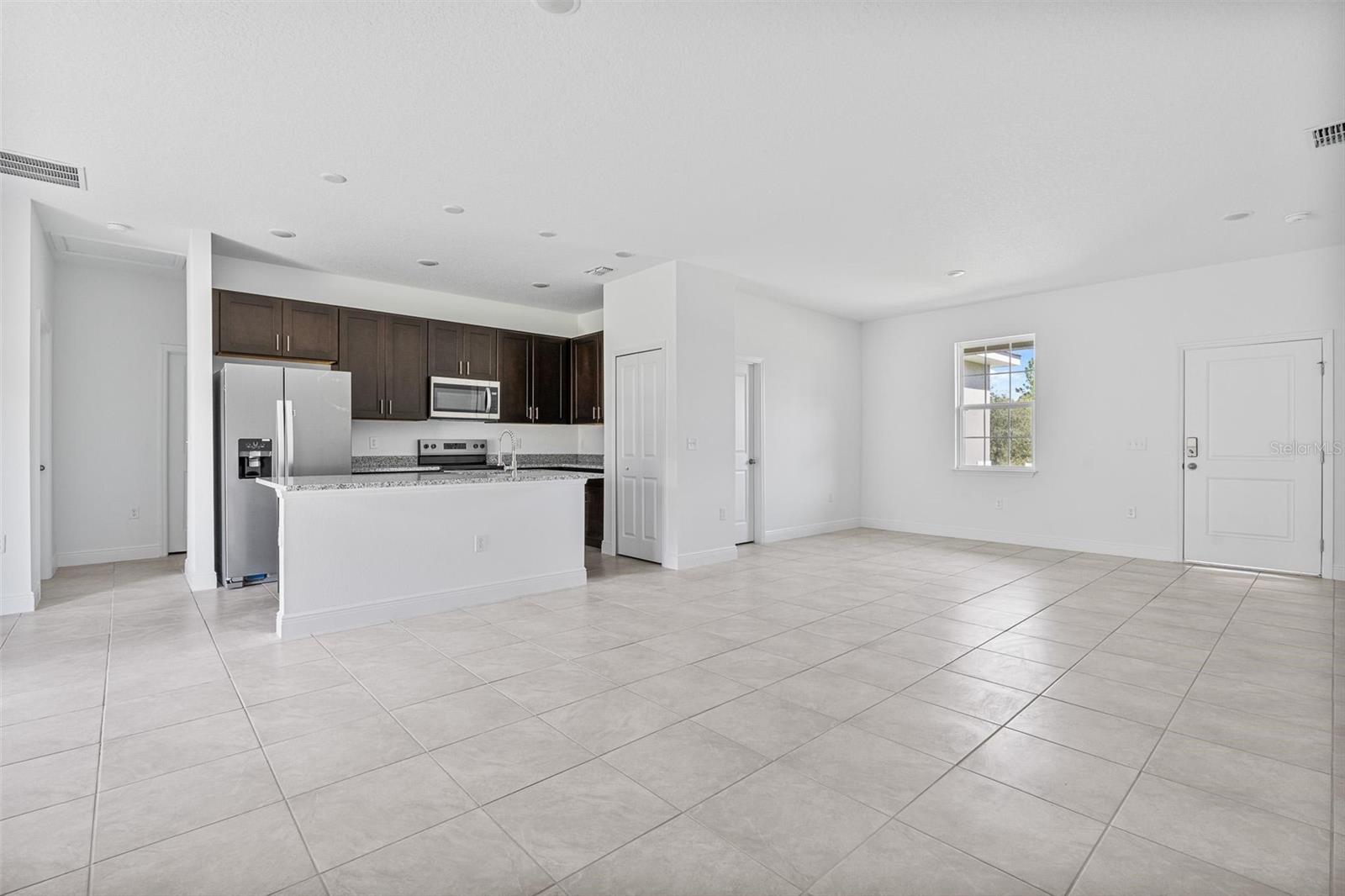 2701 W TRACY CT