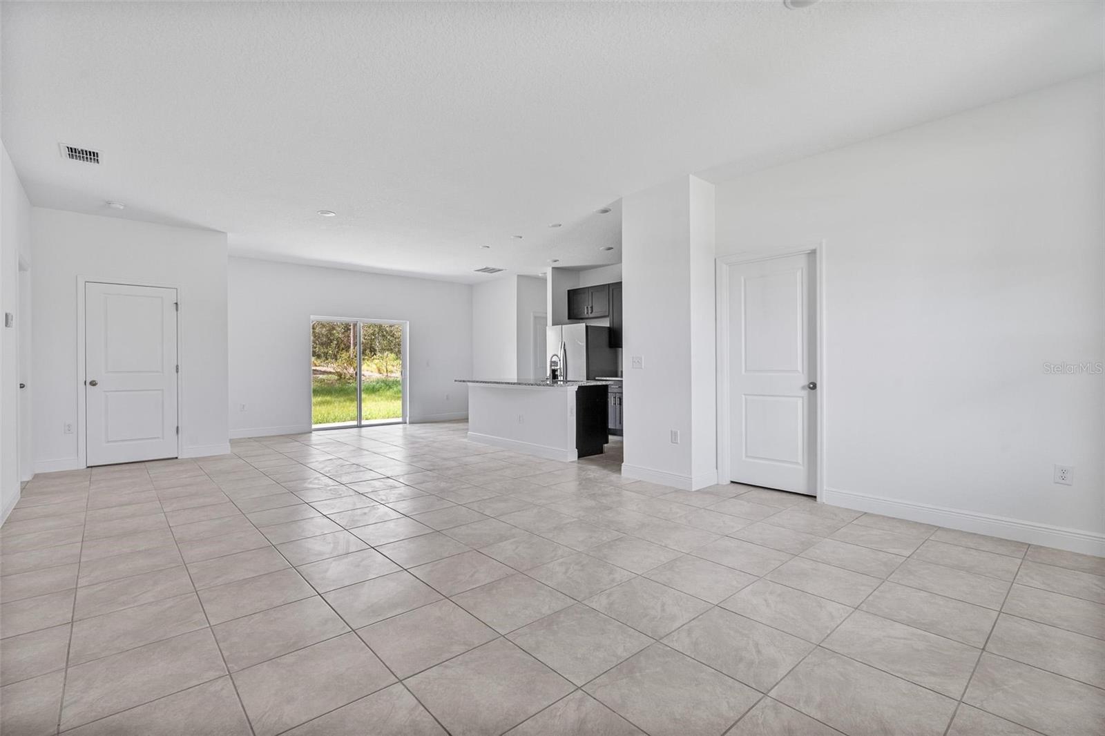 2701 W TRACY CT