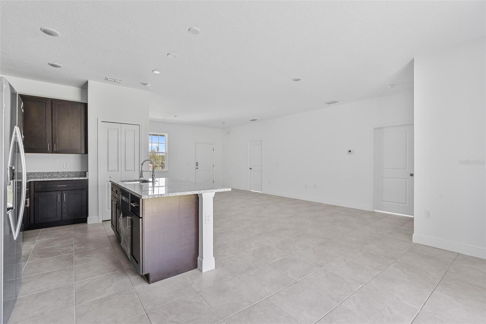 2701 W TRACY CT