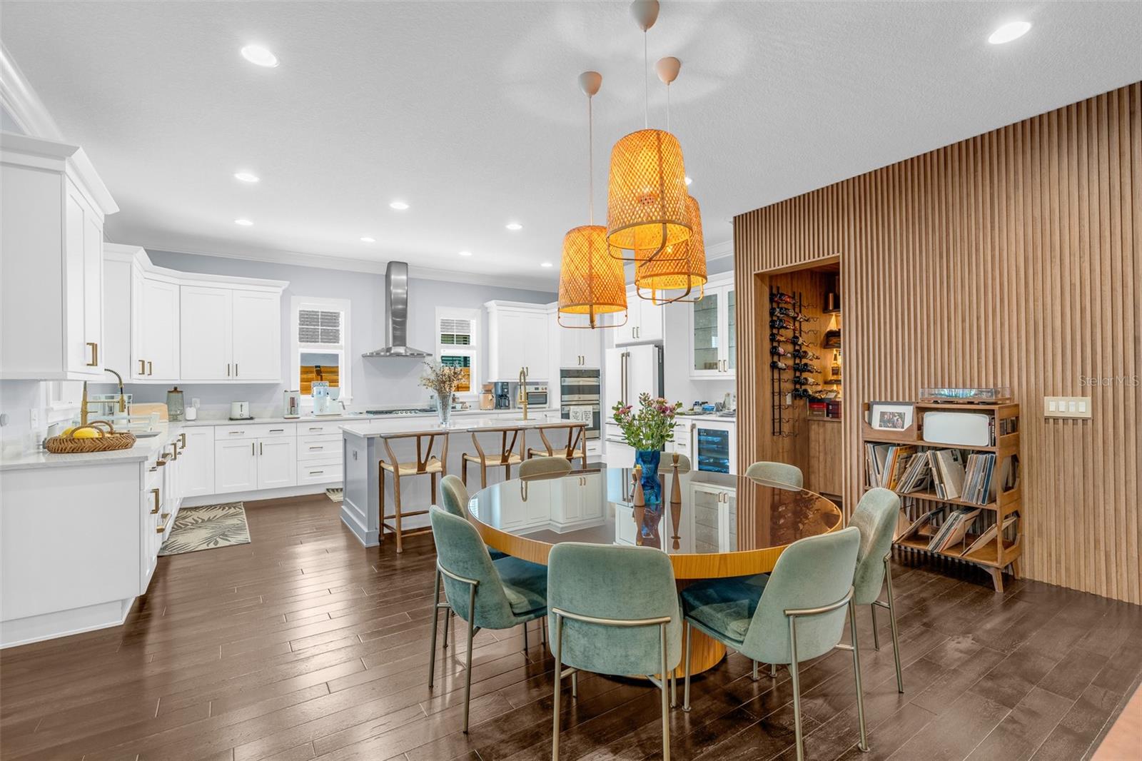 1126 EDWARDS LN