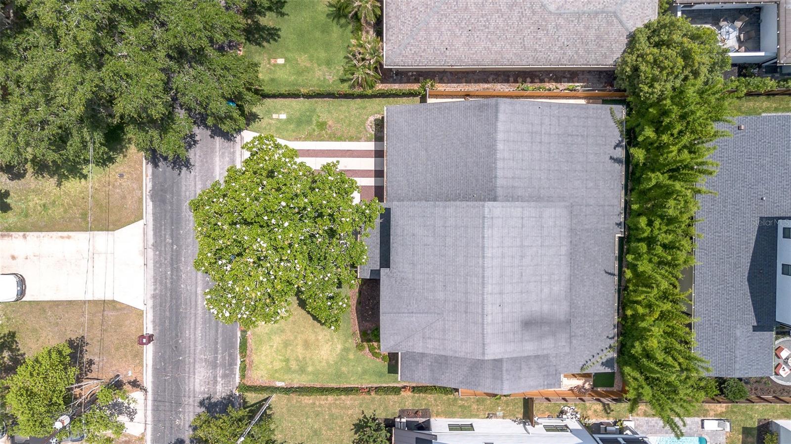 1126 EDWARDS LN